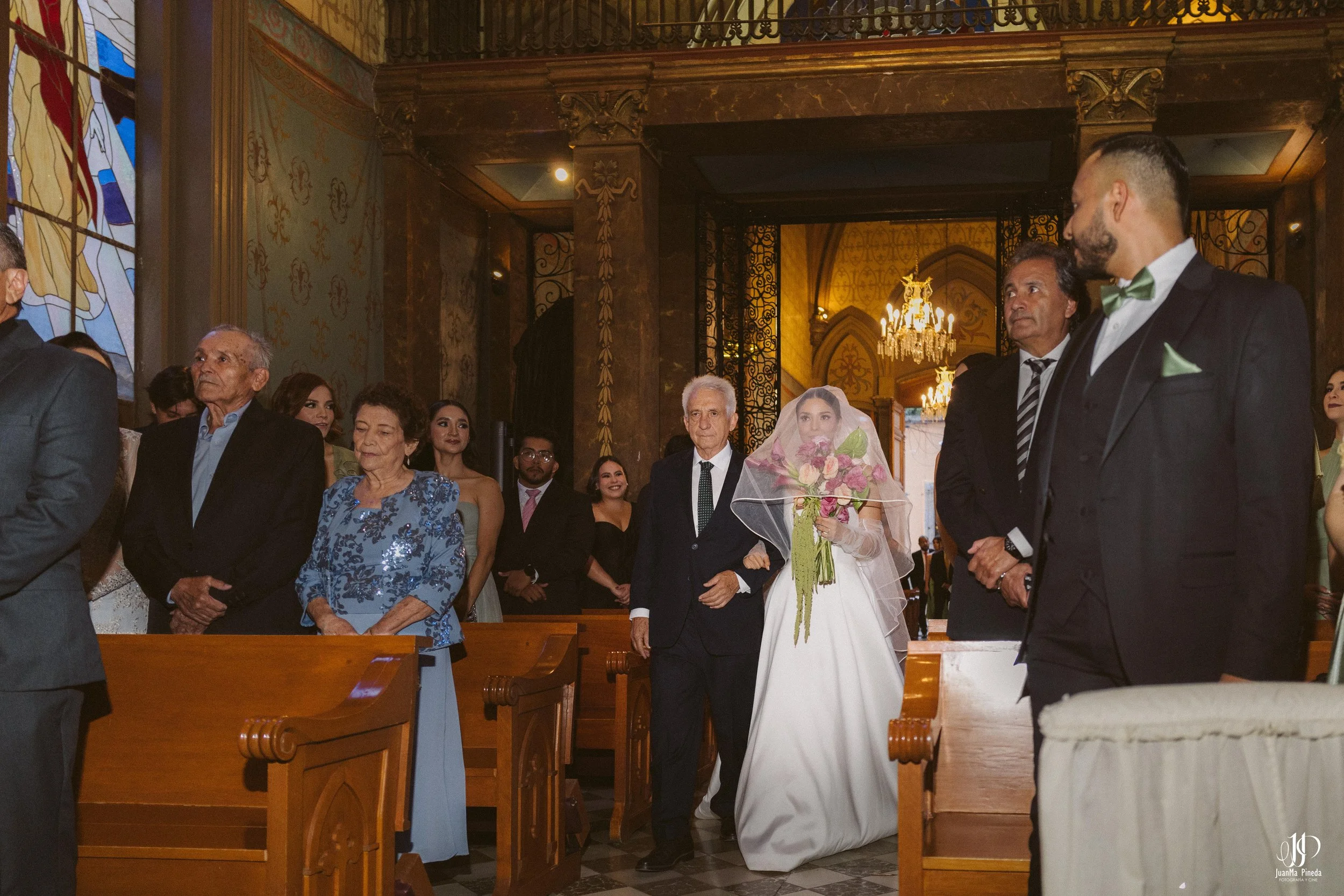 Ceremonia Religiosa en la Capilla del Calvario: Momentos Eternos en Bodas Destino en Atotonilco El Alto, Jalisco