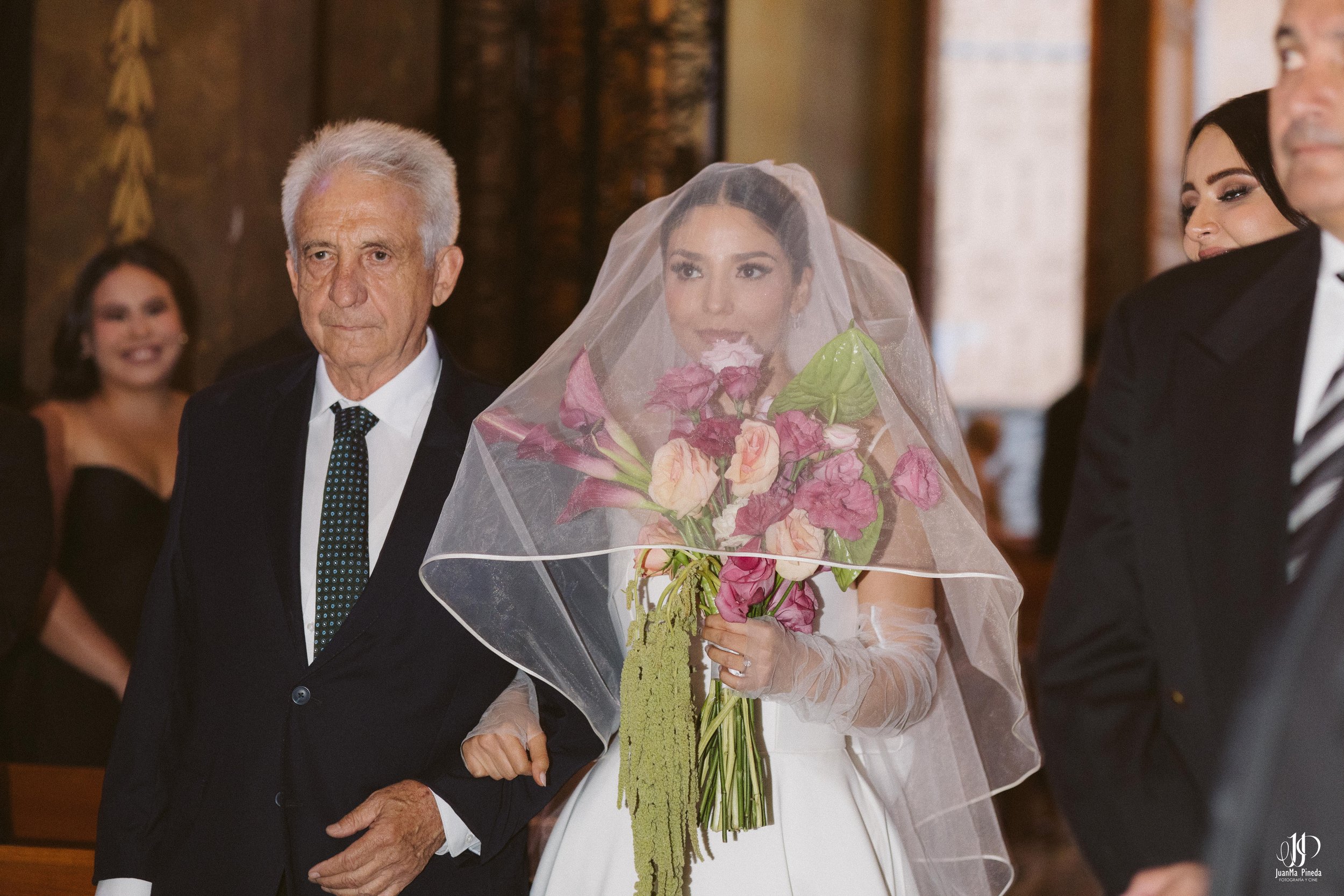 Ceremonia Religiosa en la Capilla del Calvario: Momentos Eternos en Bodas Destino en Atotonilco El Alto, Jalisco