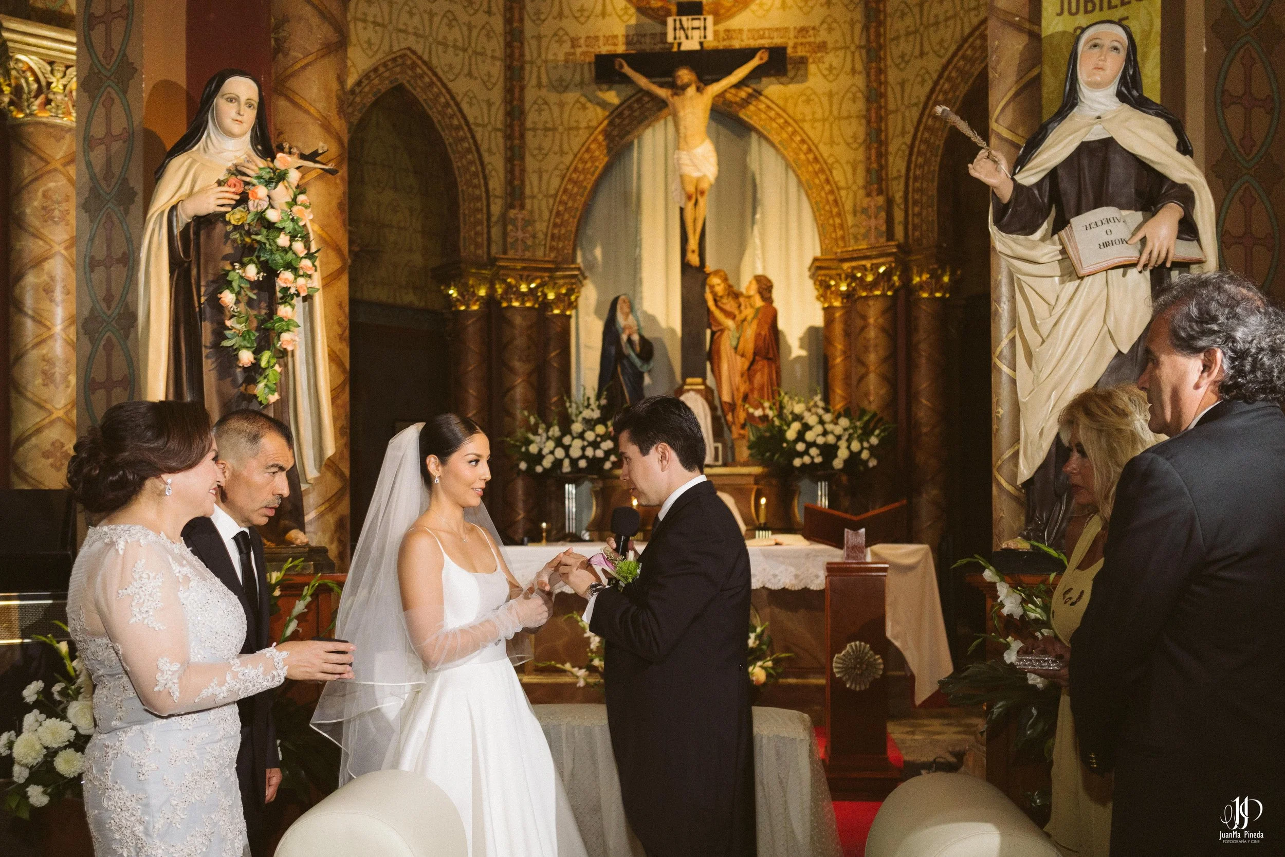 Ceremonia Religiosa en la Capilla del Calvario: Momentos Eternos en Bodas Destino en Atotonilco El Alto, Jalisco