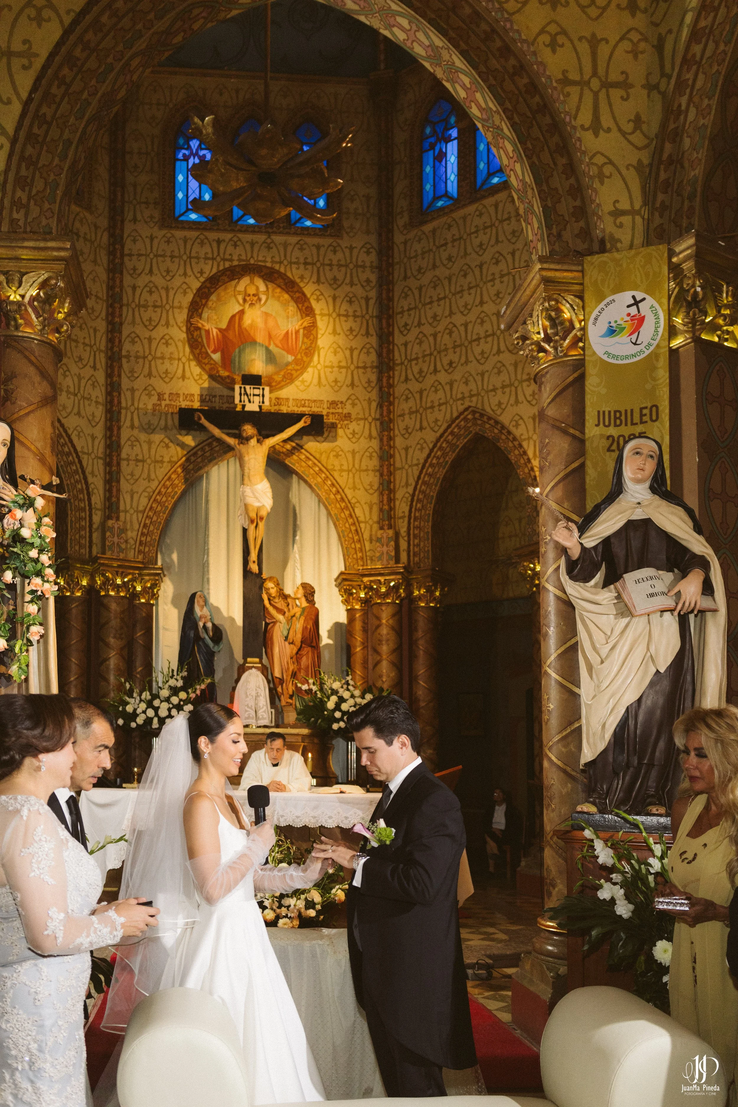Ceremonia Religiosa en la Capilla del Calvario: Momentos Eternos en Bodas Destino en Atotonilco El Alto, Jalisco