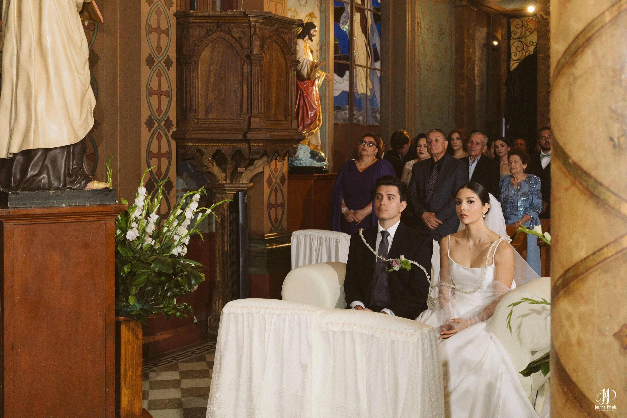 Ceremonia Religiosa en la Capilla del Calvario: Momentos Eternos en Bodas Destino en Atotonilco El Alto, Jalisco
