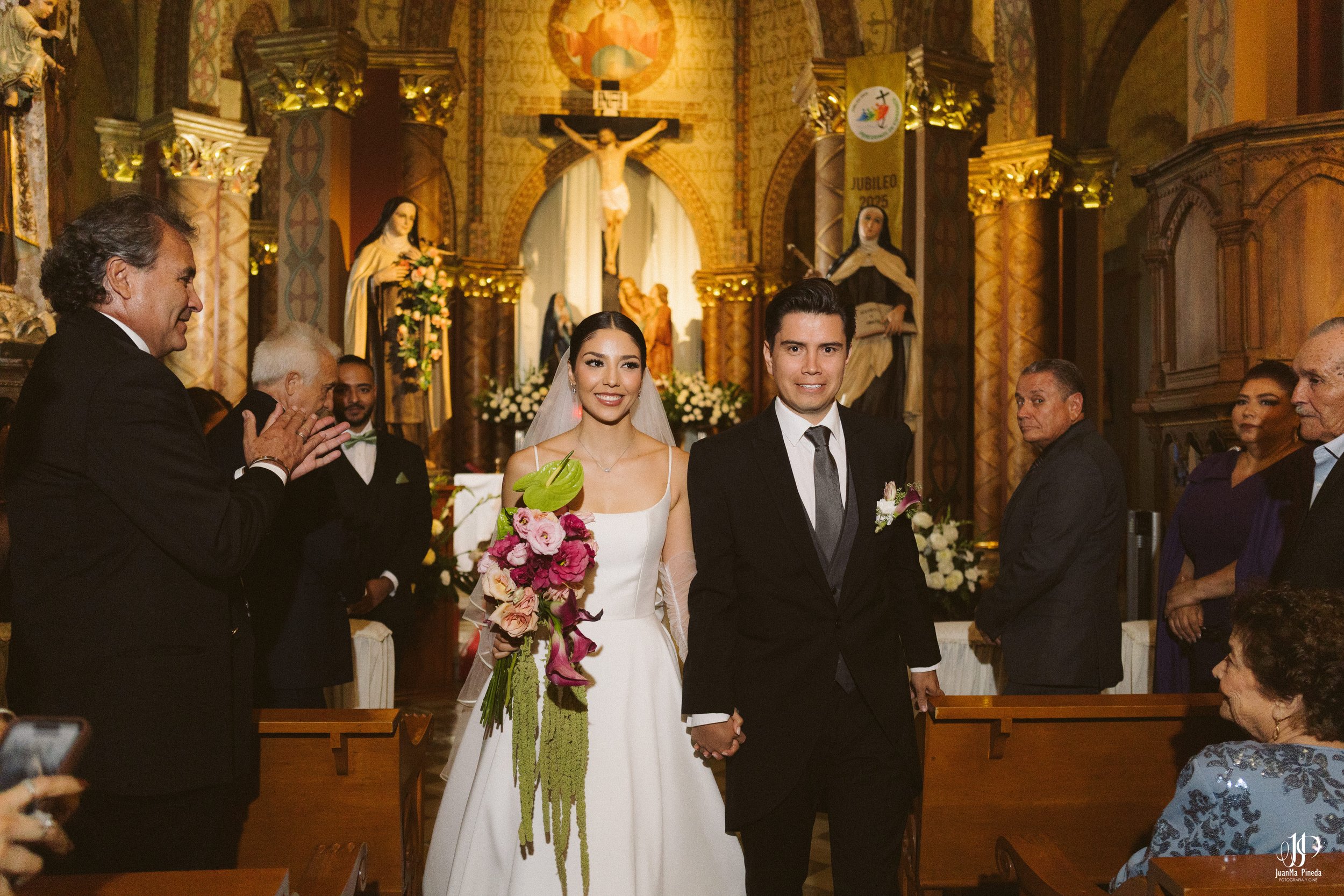 Ceremonia Religiosa en la Capilla del Calvario: Momentos Eternos en Bodas Destino en Atotonilco El Alto, Jalisco