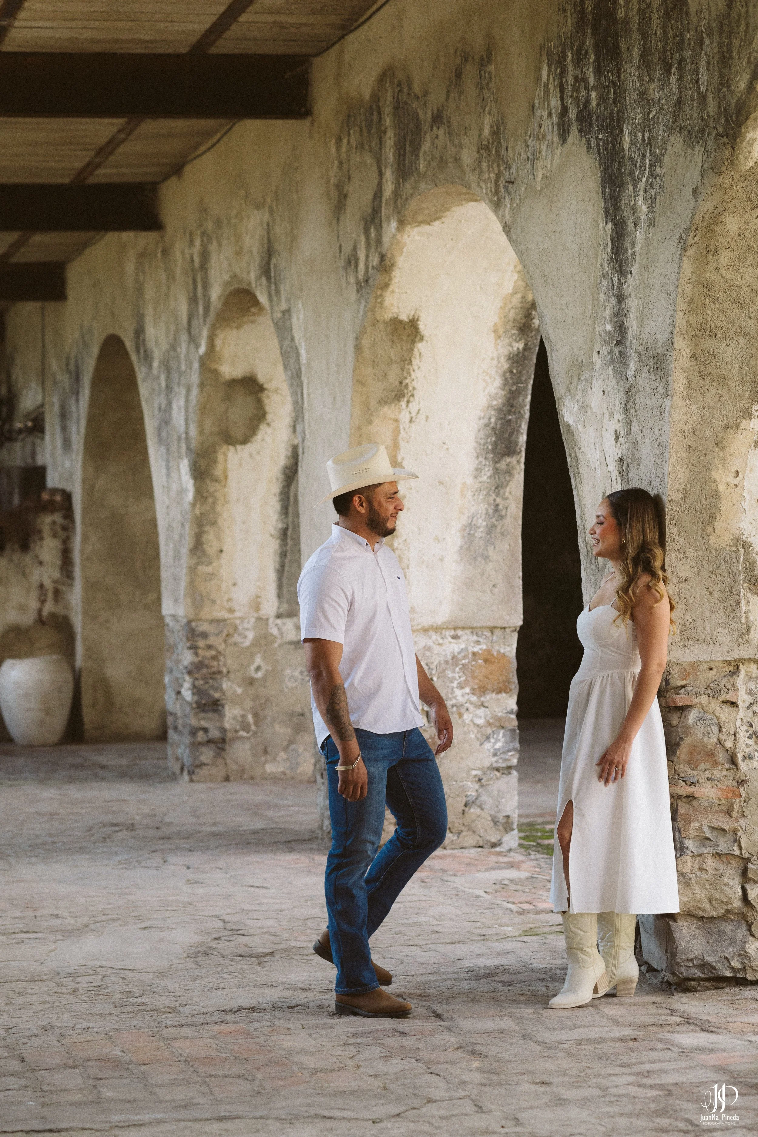 Pre-Boda / Save The Date con Estilo en Hacienda Santa Cruz del Valle Eventos: Capturando Momentos Íntimos Antes del Gran Día