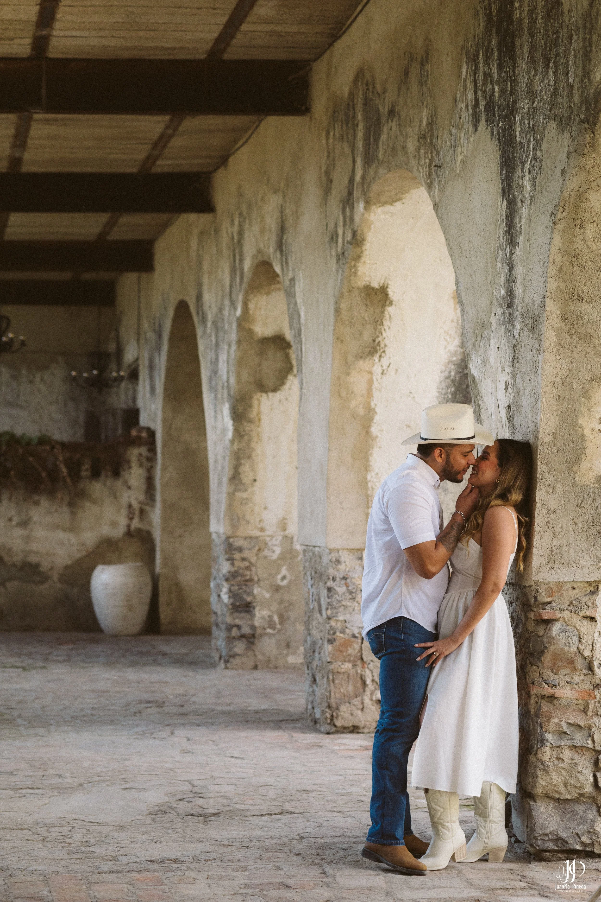 Pre-Boda / Save The Date con Estilo en Hacienda Santa Cruz del Valle Eventos: Capturando Momentos Íntimos Antes del Gran Día