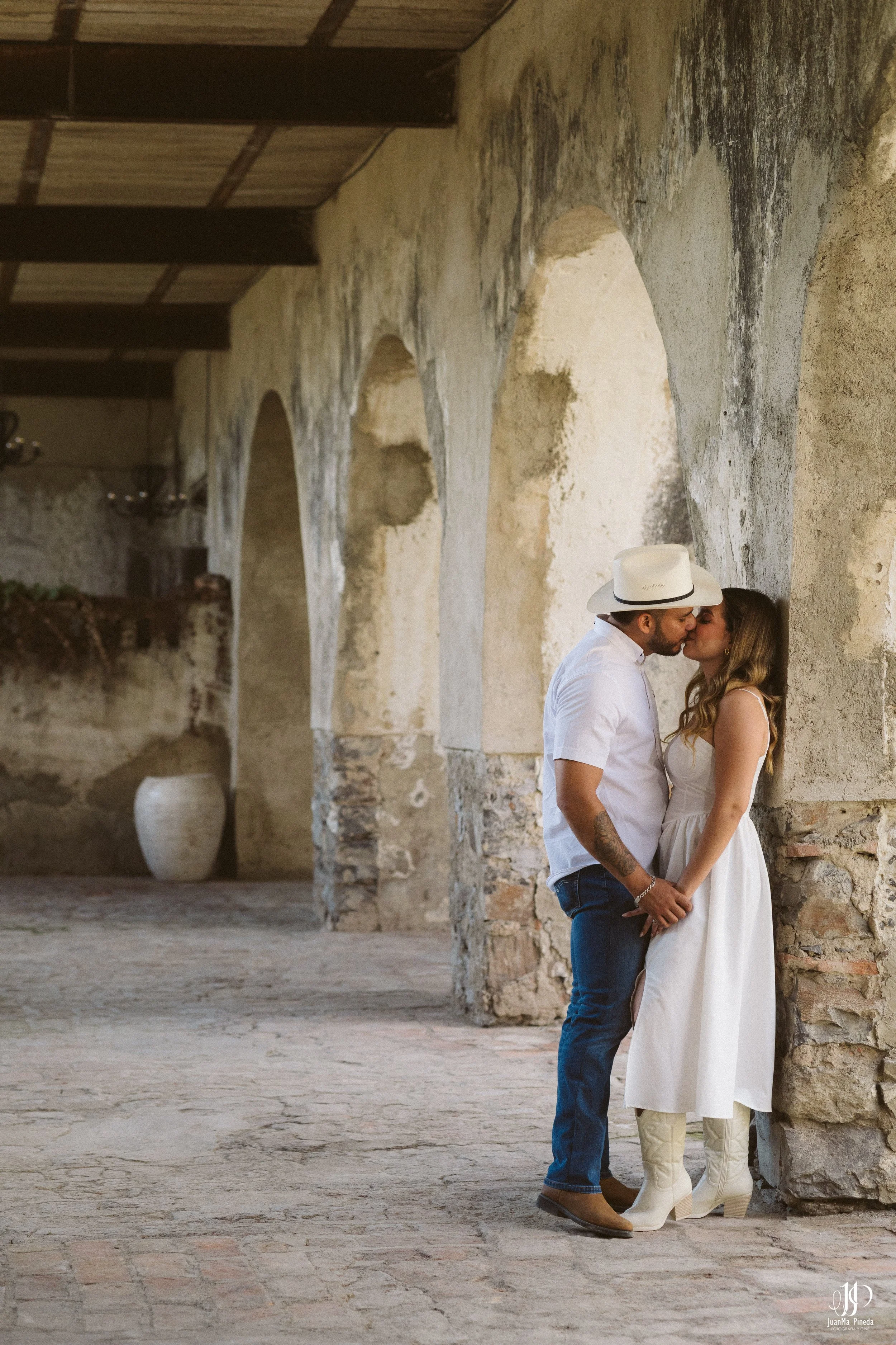 Pre-Boda / Save The Date con Estilo en Hacienda Santa Cruz del Valle Eventos: Capturando Momentos Íntimos Antes del Gran Día