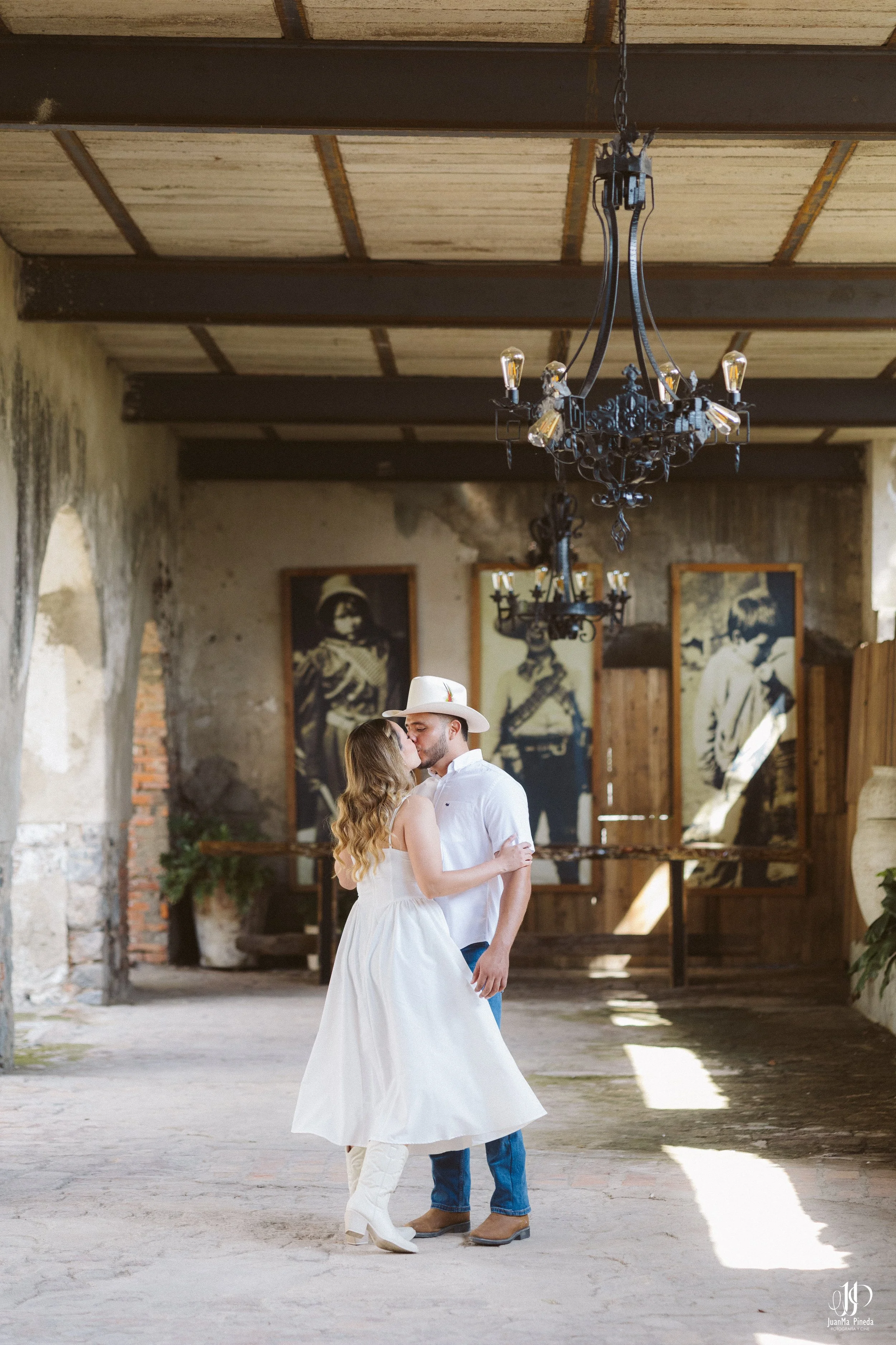 Pre-Boda / Save The Date con Estilo en Hacienda Santa Cruz del Valle Eventos: Capturando Momentos Íntimos Antes del Gran Día