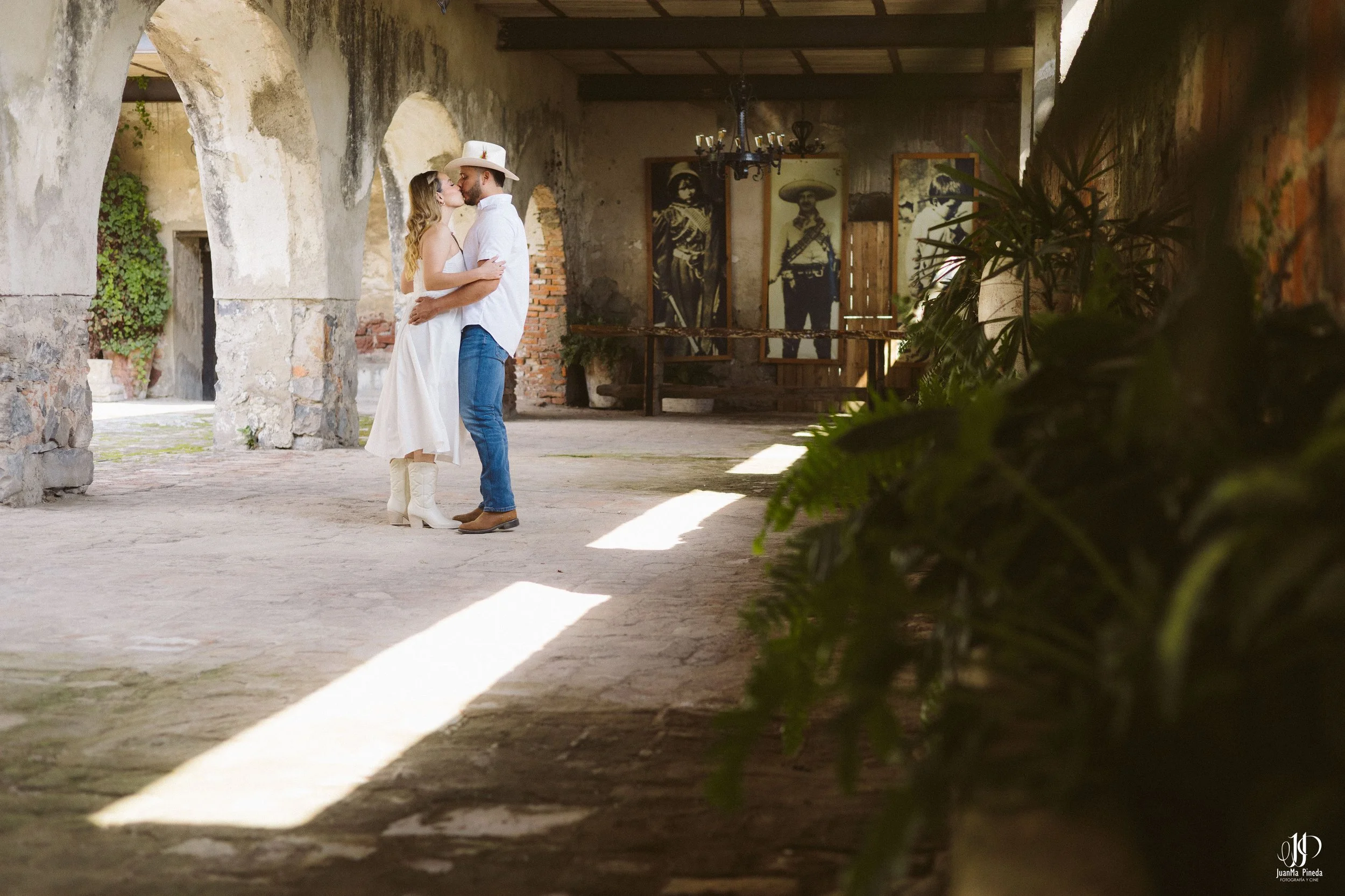 Pre-Boda / Save The Date con Estilo en Hacienda Santa Cruz del Valle Eventos: Capturando Momentos Íntimos Antes del Gran Día