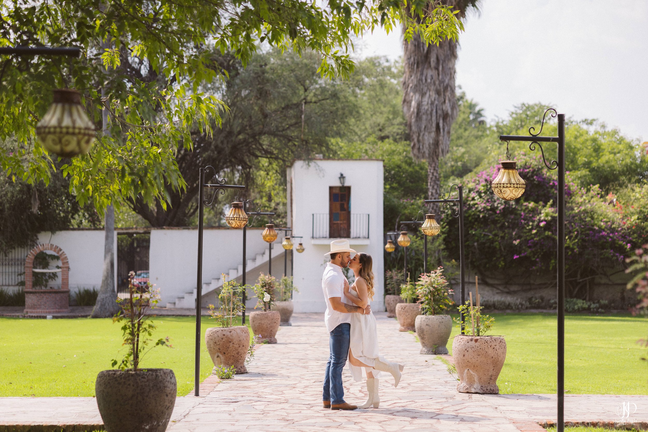 Pre-Boda / Save The Date con Estilo en Hacienda Santa Cruz del Valle Eventos: Capturando Momentos Íntimos Antes del Gran Día