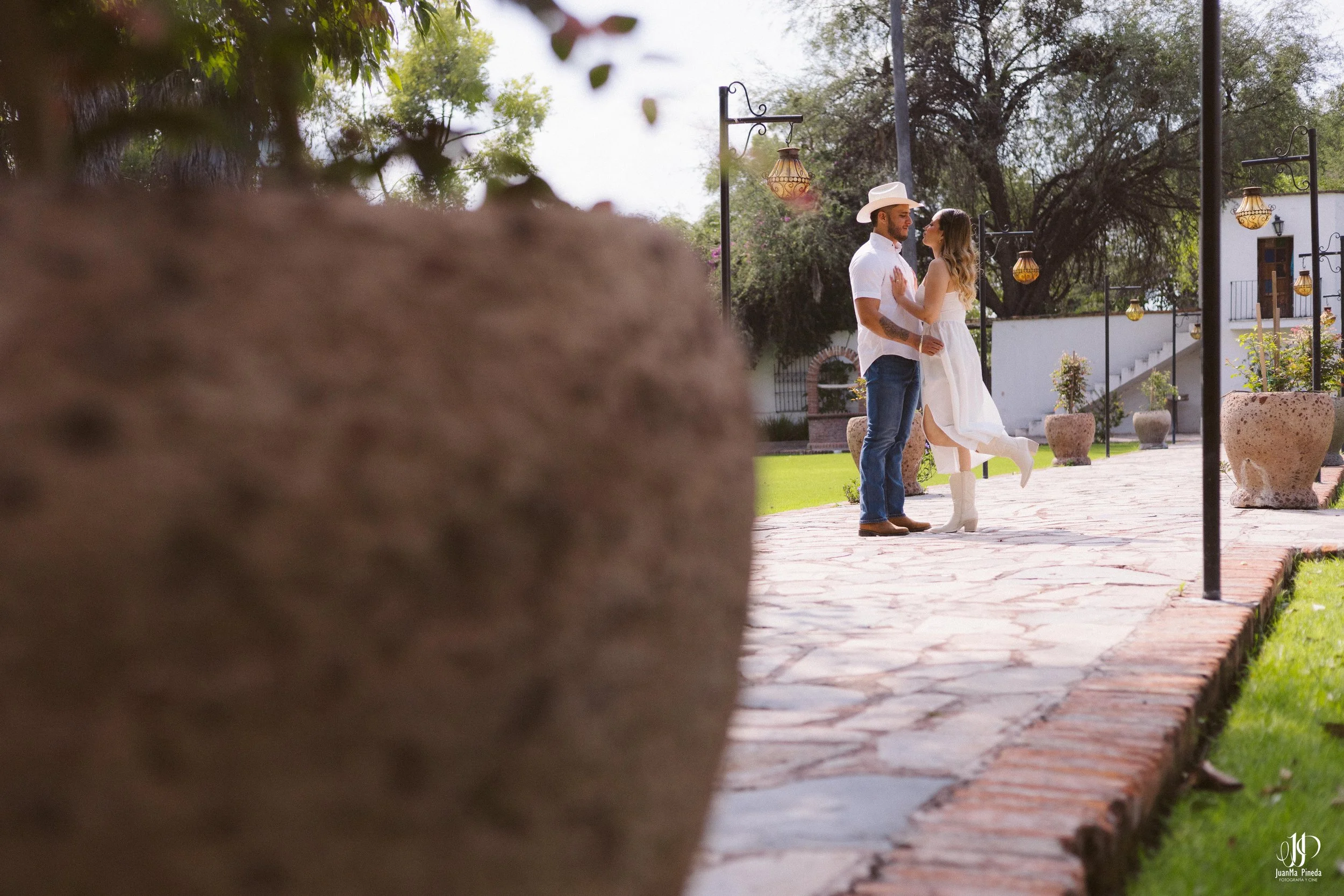 Pre-Boda / Save The Date con Estilo en Hacienda Santa Cruz del Valle Eventos: Capturando Momentos Íntimos Antes del Gran Día