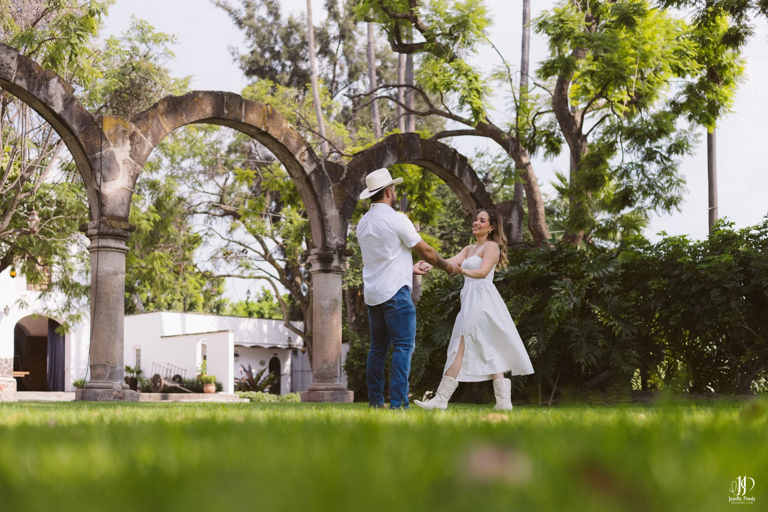 Pre-Boda / Save The Date con Estilo en Hacienda Santa Cruz del Valle Eventos: Capturando Momentos Íntimos Antes del Gran Día