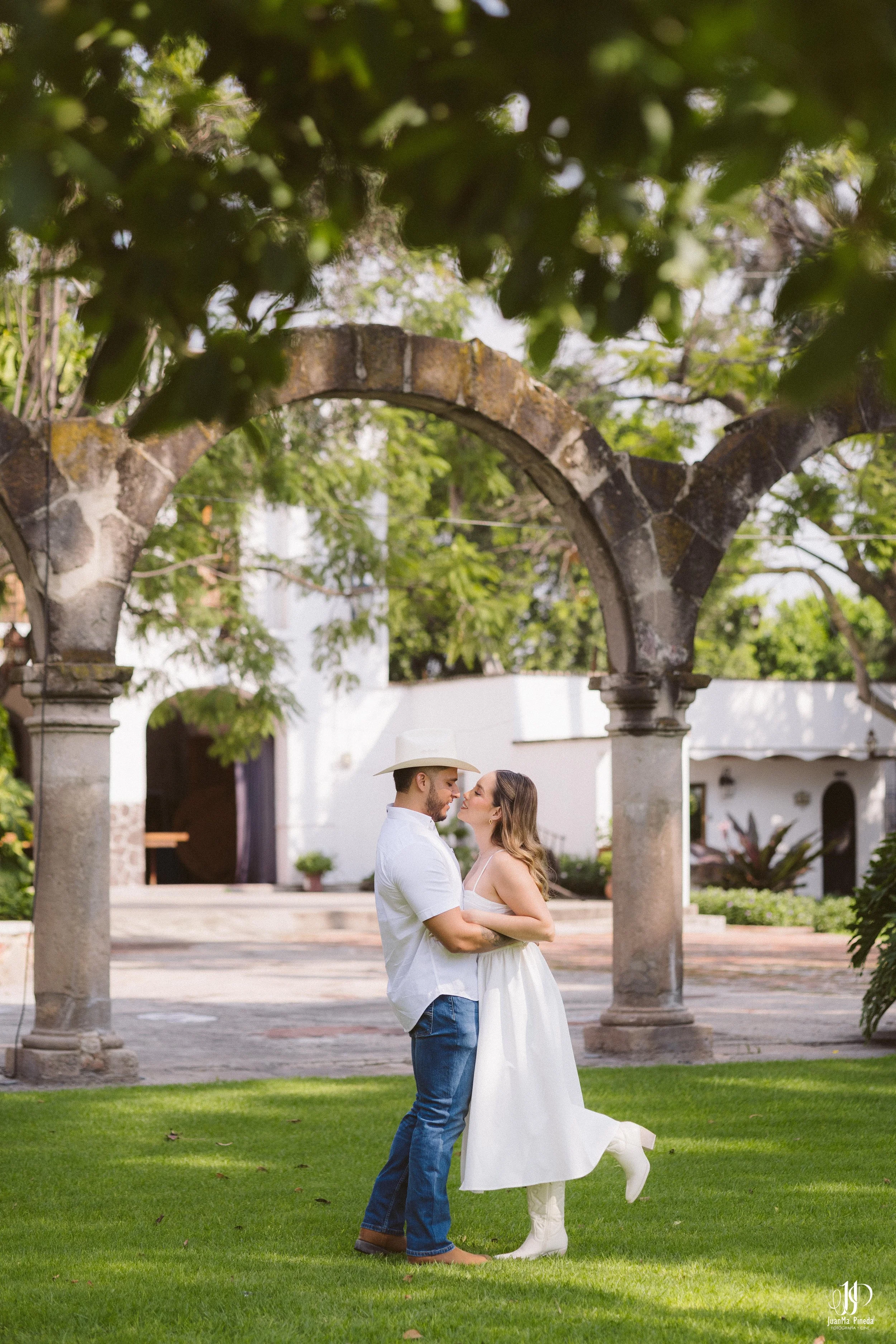 Pre-Boda / Save The Date con Estilo en Hacienda Santa Cruz del Valle Eventos: Capturando Momentos Íntimos Antes del Gran Día