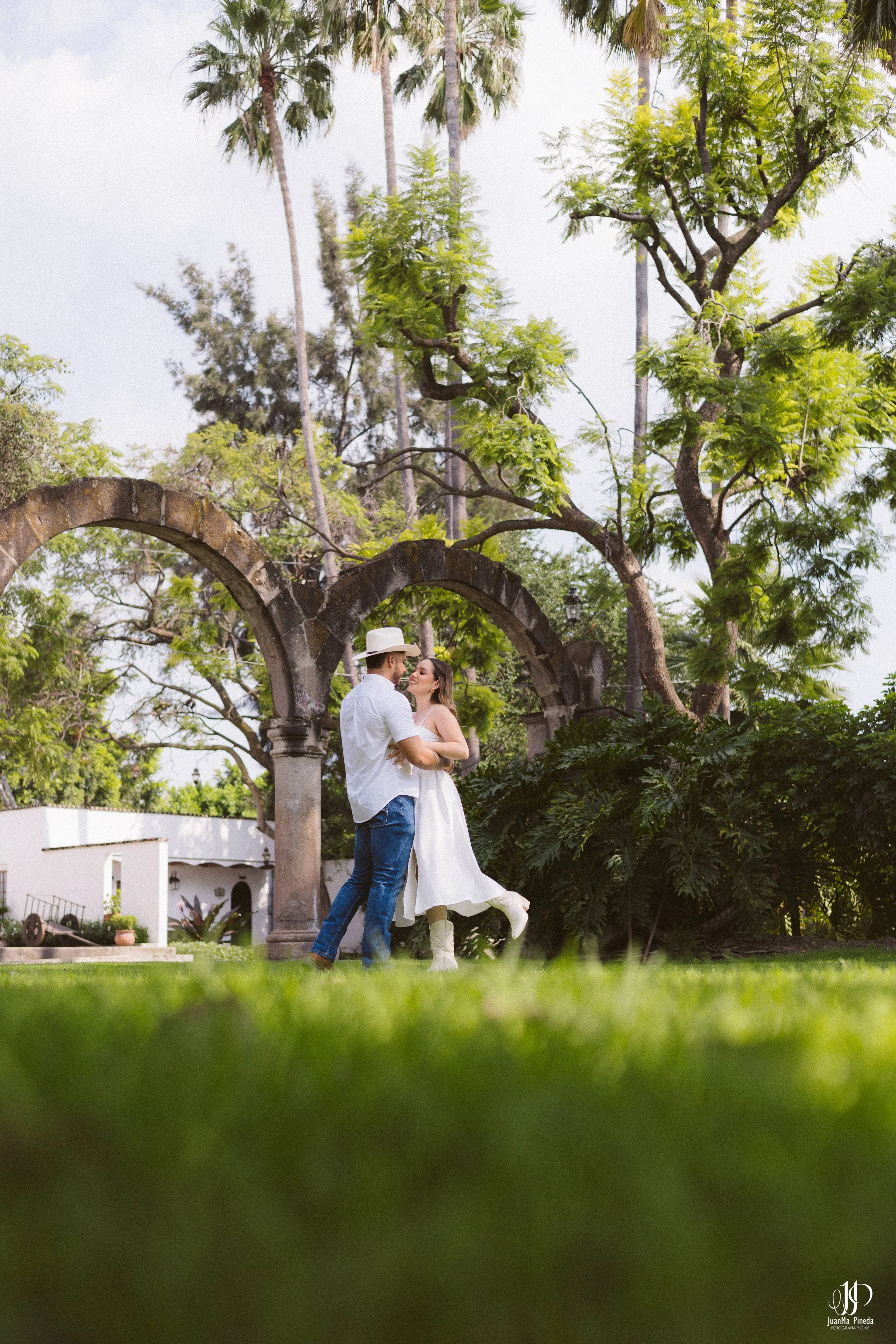 Pre-Boda / Save The Date con Estilo en Hacienda Santa Cruz del Valle Eventos: Capturando Momentos Íntimos Antes del Gran Día