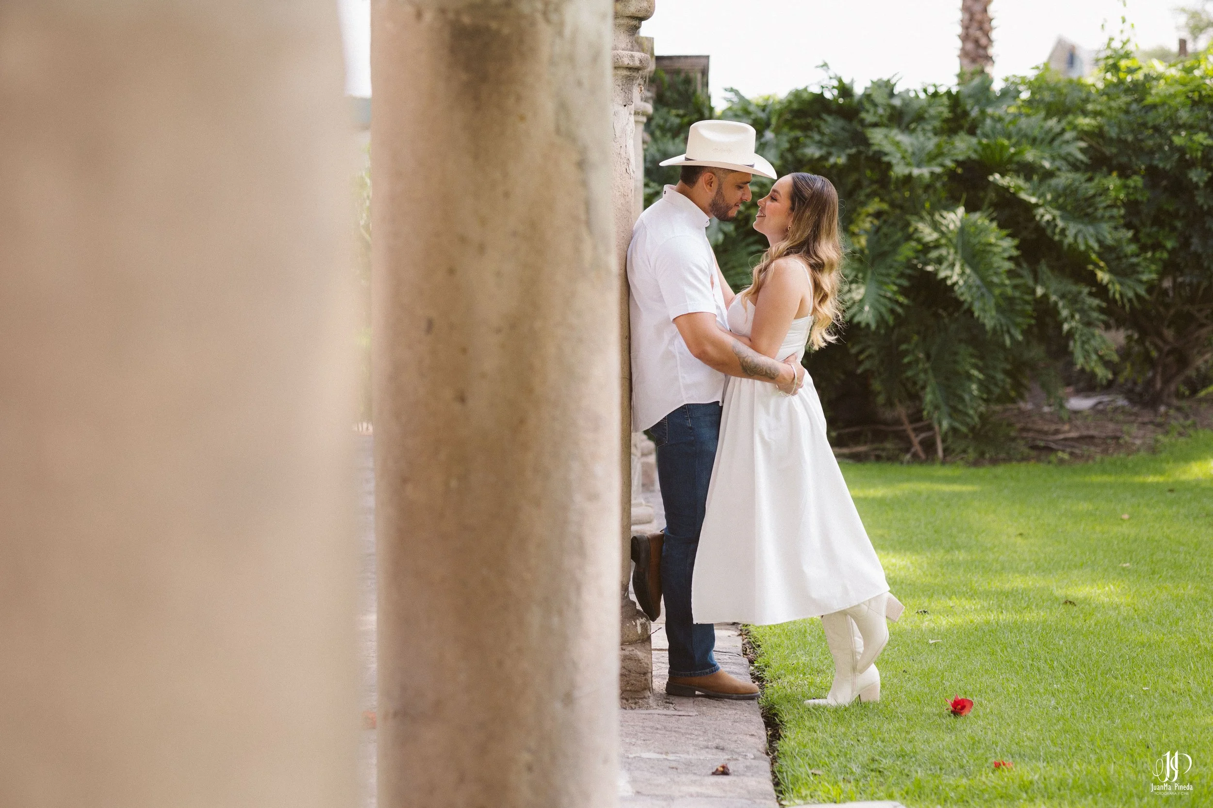 Pre-Boda / Save The Date con Estilo en Hacienda Santa Cruz del Valle Eventos: Capturando Momentos Íntimos Antes del Gran Día