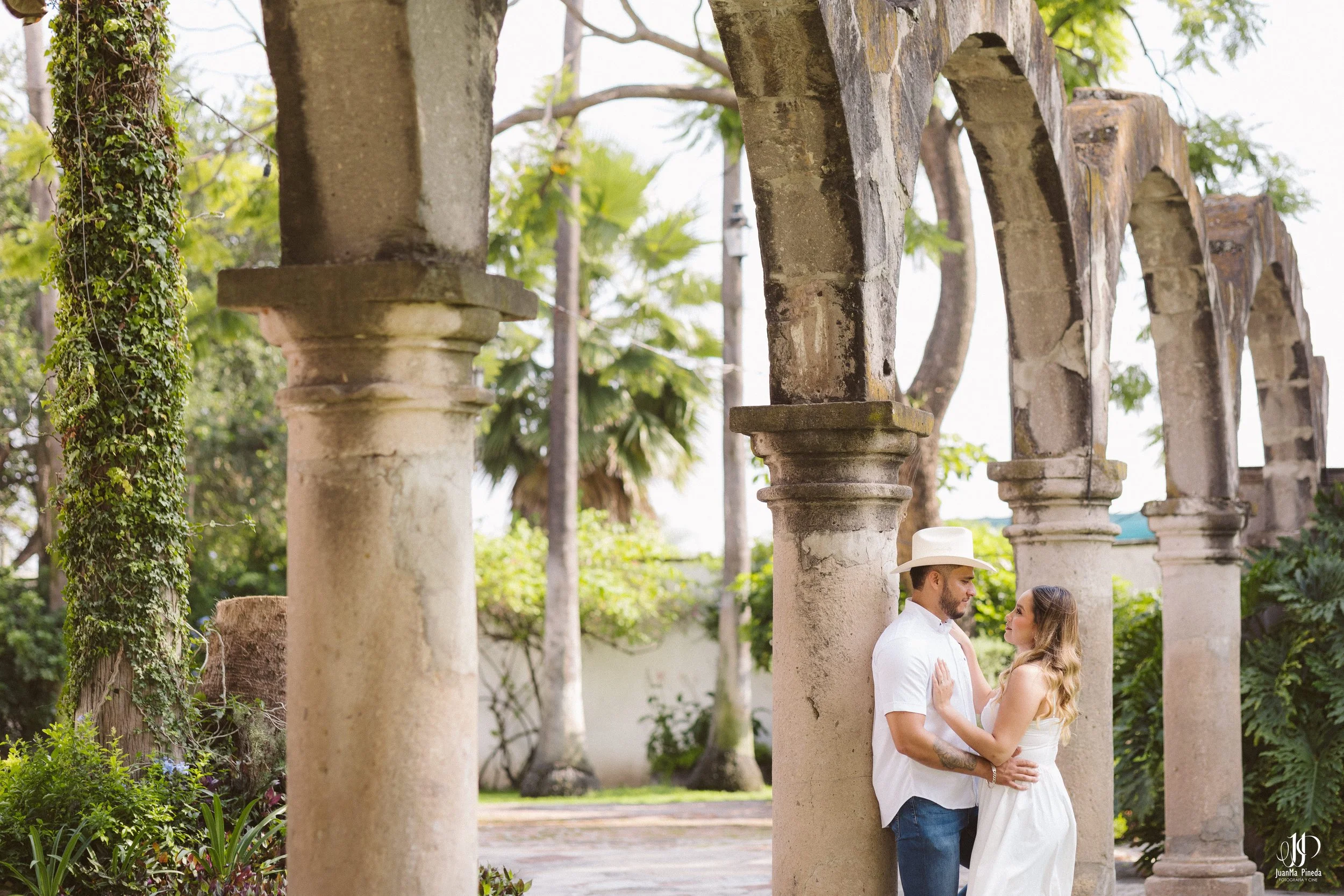 Pre-Boda / Save The Date con Estilo en Hacienda Santa Cruz del Valle Eventos: Capturando Momentos Íntimos Antes del Gran Día