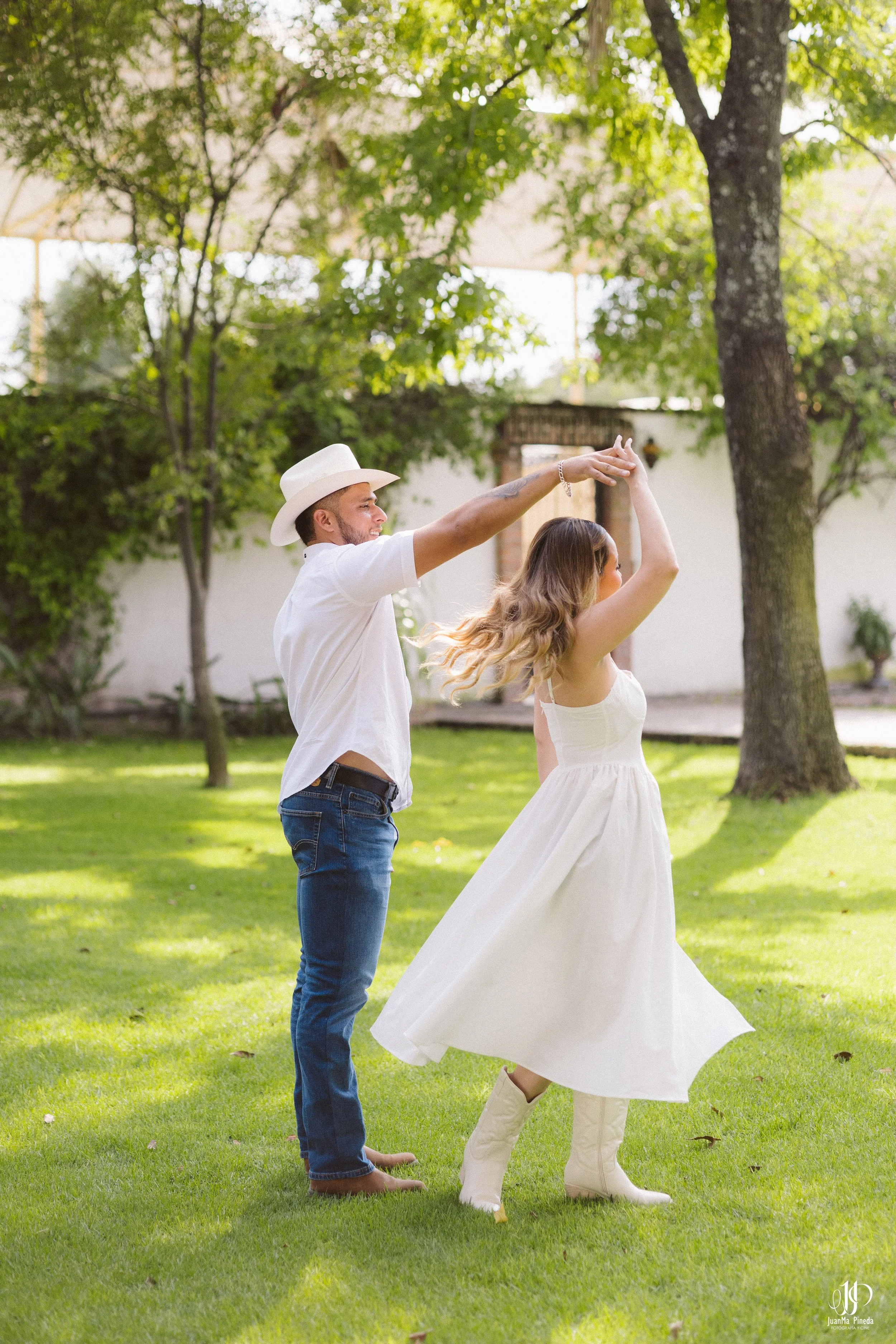 Pre-Boda / Save The Date con Estilo en Hacienda Santa Cruz del Valle Eventos: Capturando Momentos Íntimos Antes del Gran Día