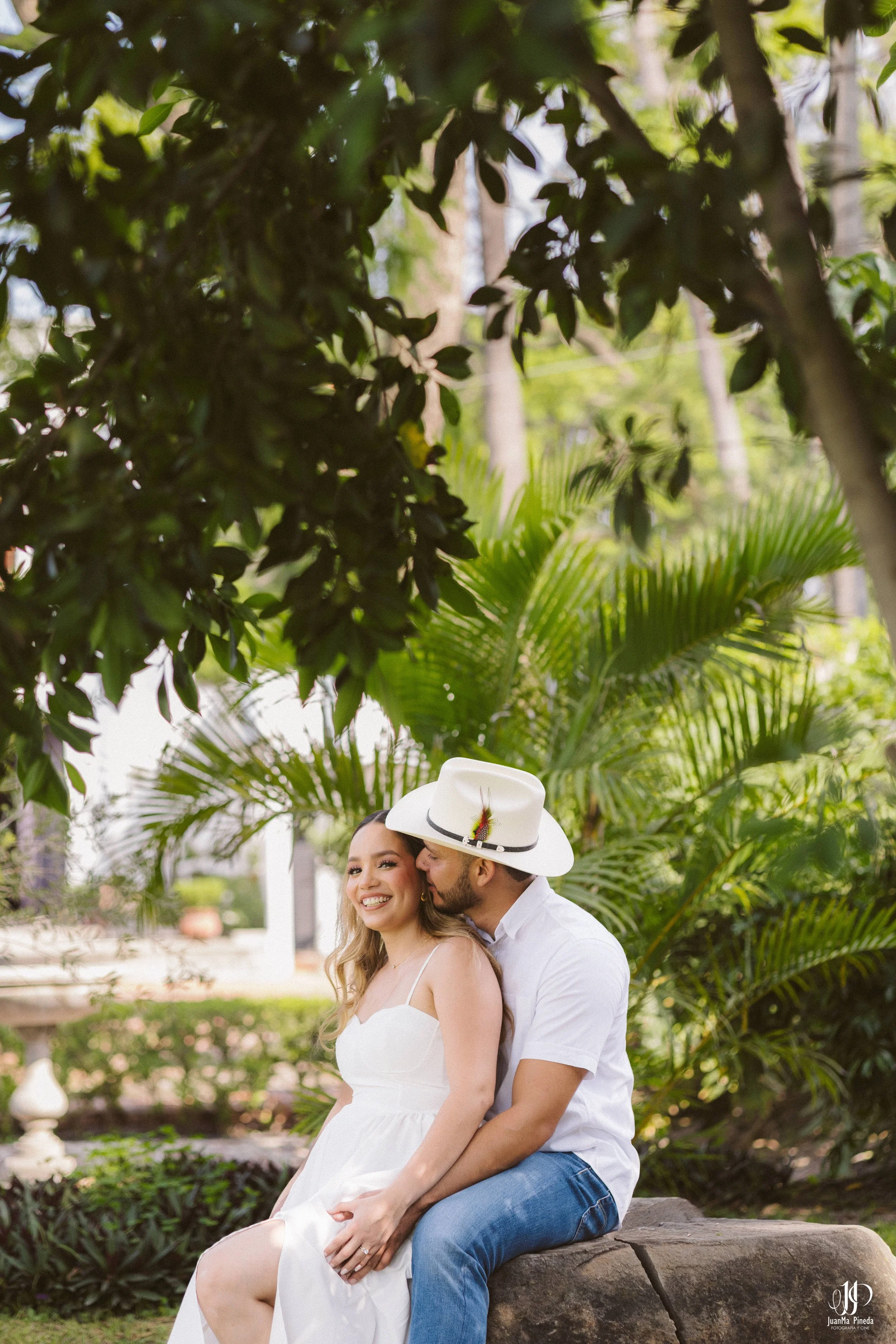 Pre-Boda / Save The Date con Estilo en Hacienda Santa Cruz del Valle Eventos: Capturando Momentos Íntimos Antes del Gran Día