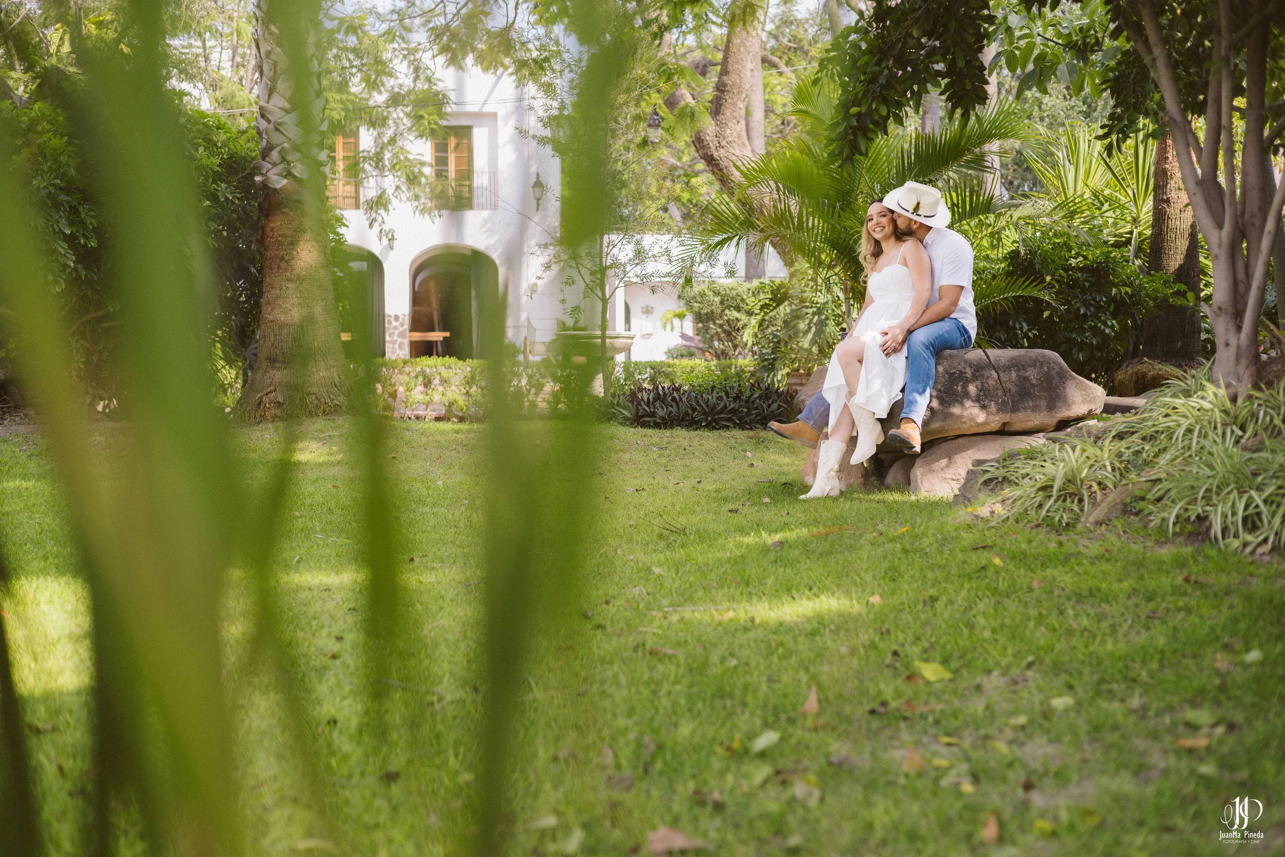 Pre-Boda / Save The Date con Estilo en Hacienda Santa Cruz del Valle Eventos: Capturando Momentos Íntimos Antes del Gran Día