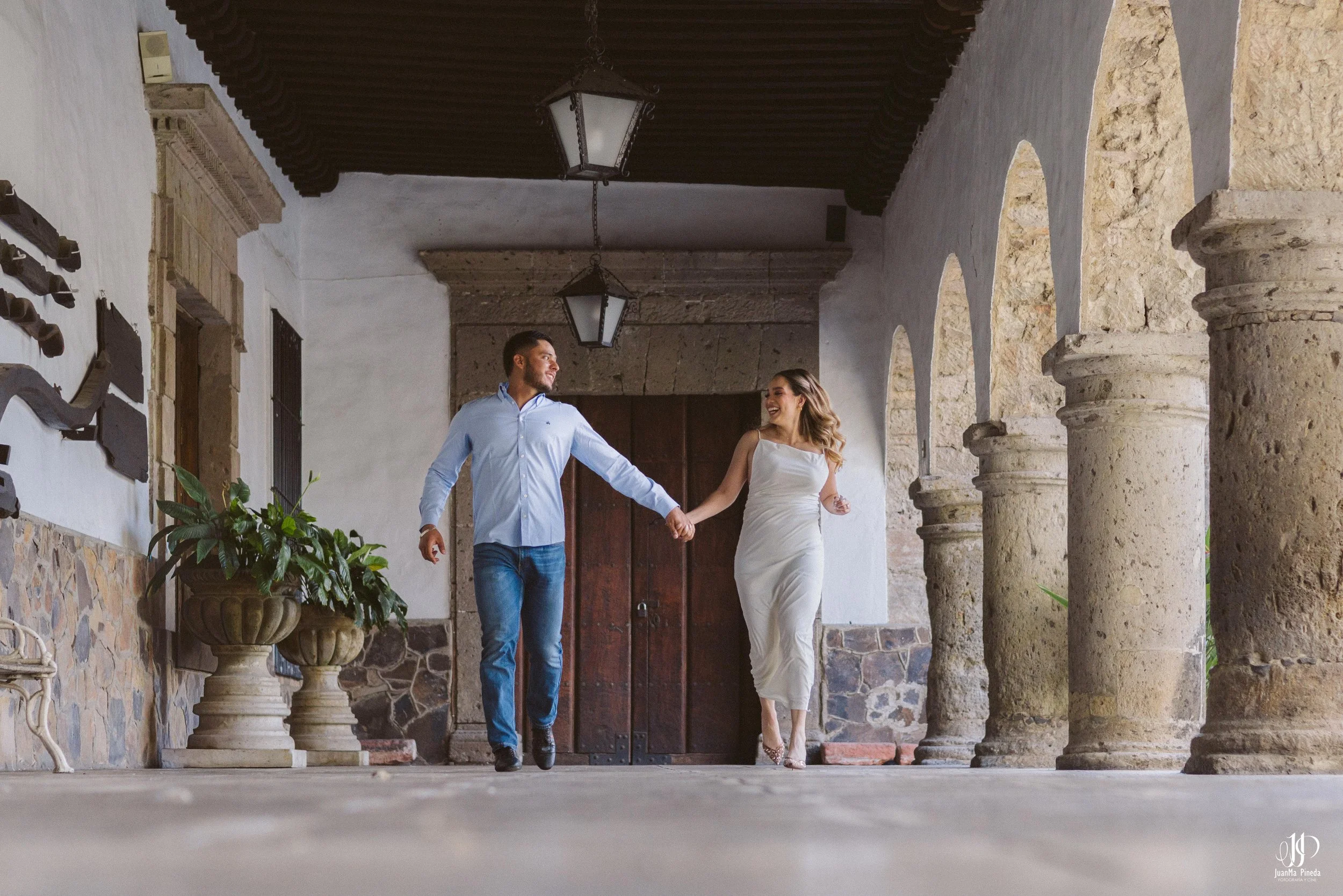 Pre-Boda / Save The Date con Estilo en Hacienda Santa Cruz del Valle Eventos: Capturando Momentos Íntimos Antes del Gran Día