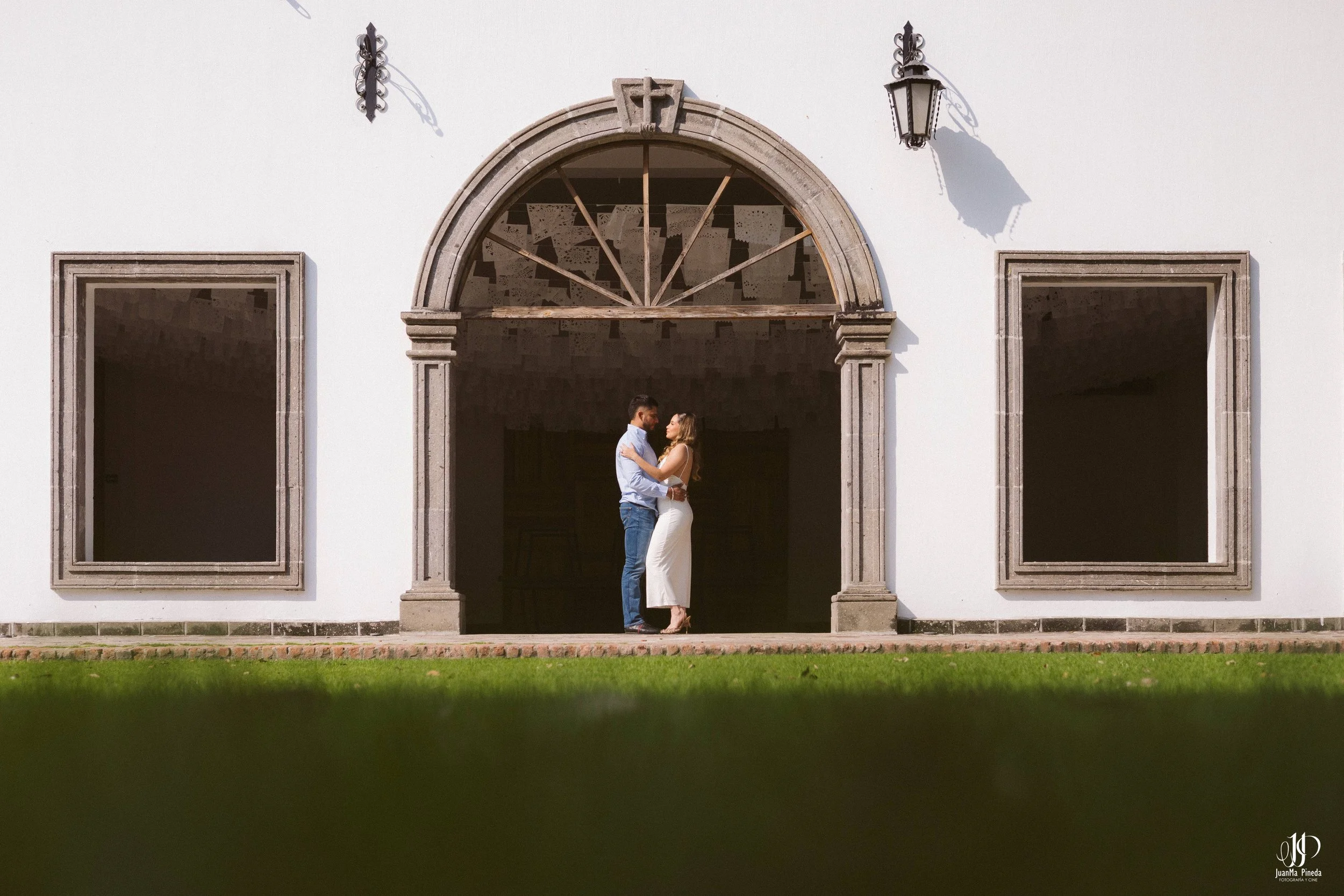 Pre-Boda / Save The Date con Estilo en Hacienda Santa Cruz del Valle Eventos: Capturando Momentos Íntimos Antes del Gran Día