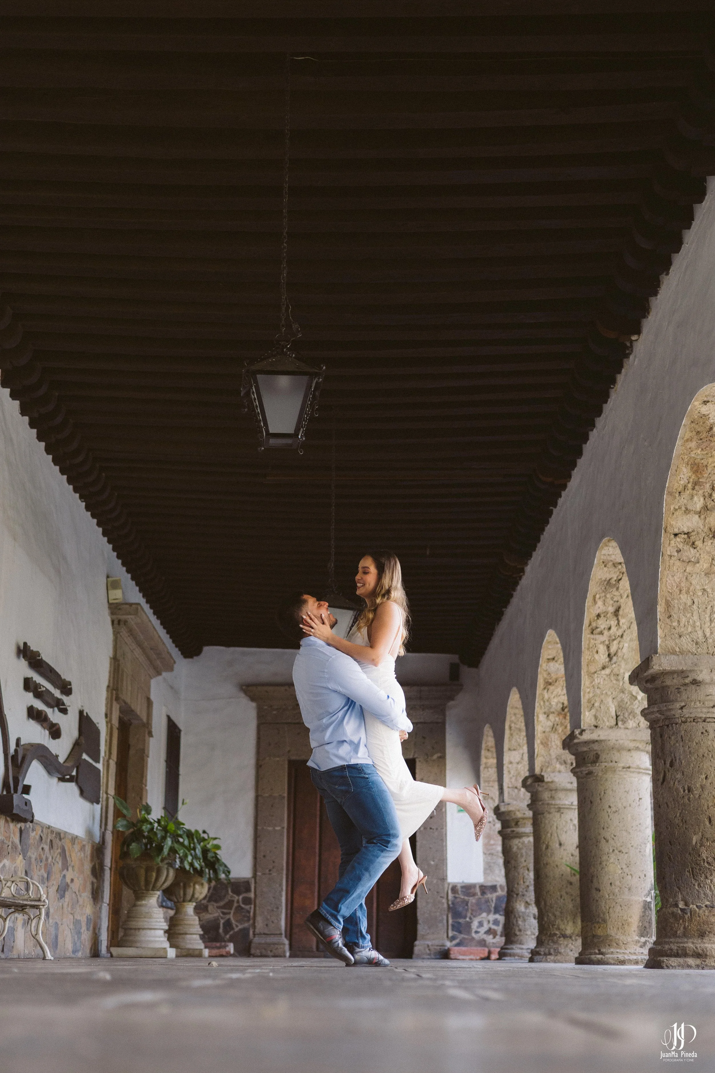 Pre-Boda / Save The Date con Estilo en Hacienda Santa Cruz del Valle Eventos: Capturando Momentos Íntimos Antes del Gran Día