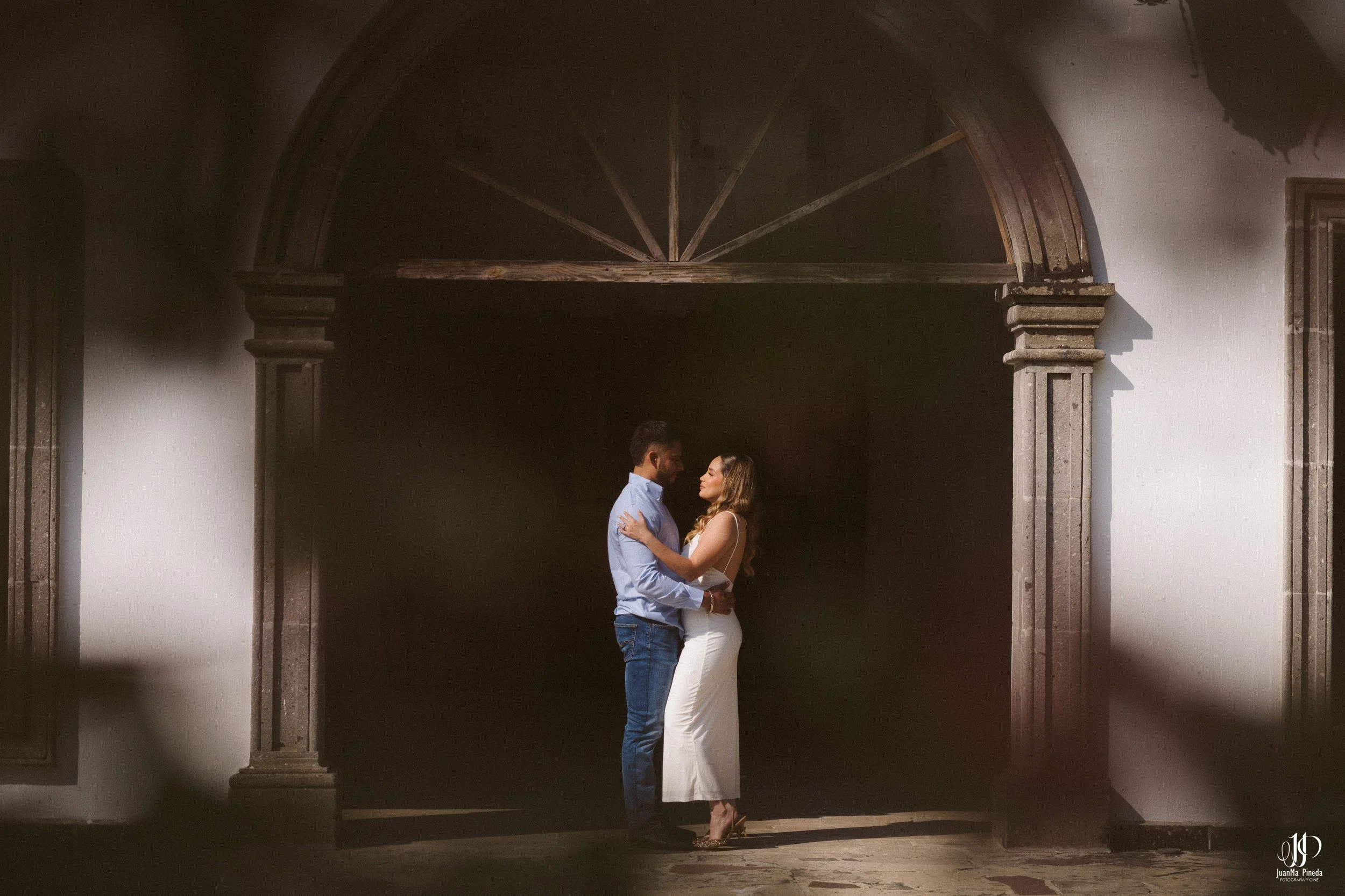 Pre-Boda / Save The Date con Estilo en Hacienda Santa Cruz del Valle Eventos: Capturando Momentos Íntimos Antes del Gran Día