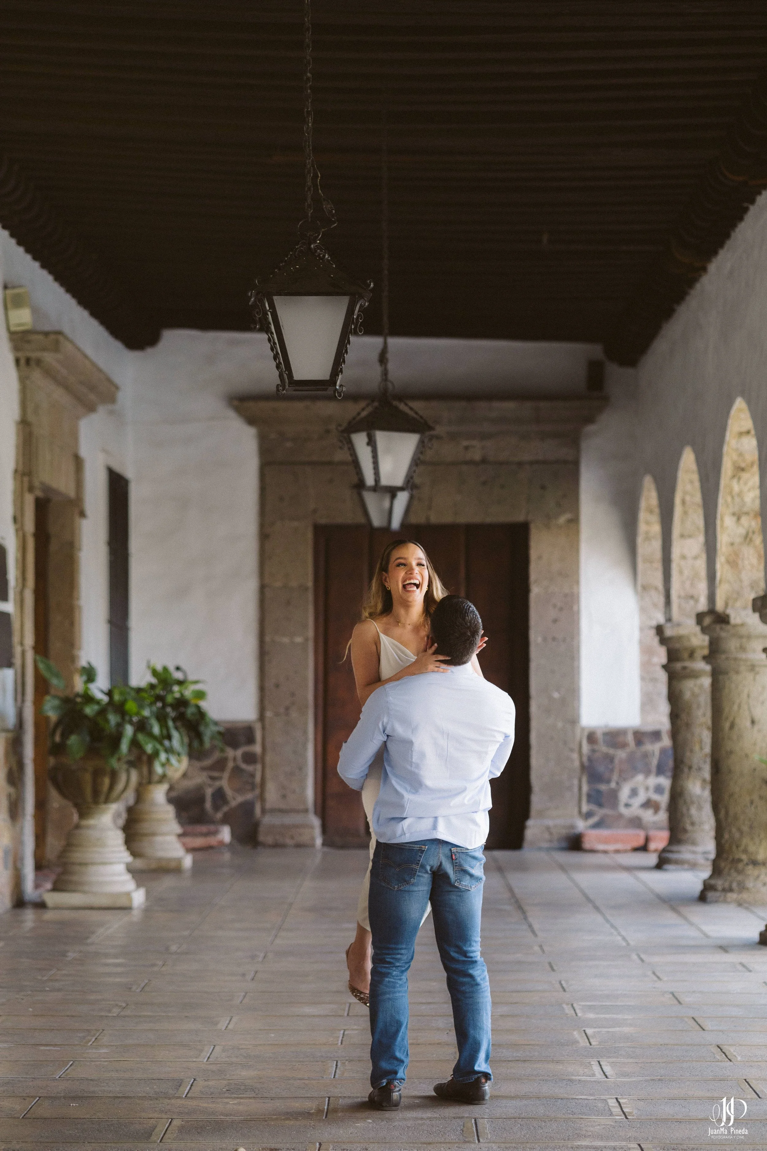 Pre-Boda / Save The Date con Estilo en Hacienda Santa Cruz del Valle Eventos: Capturando Momentos Íntimos Antes del Gran Día