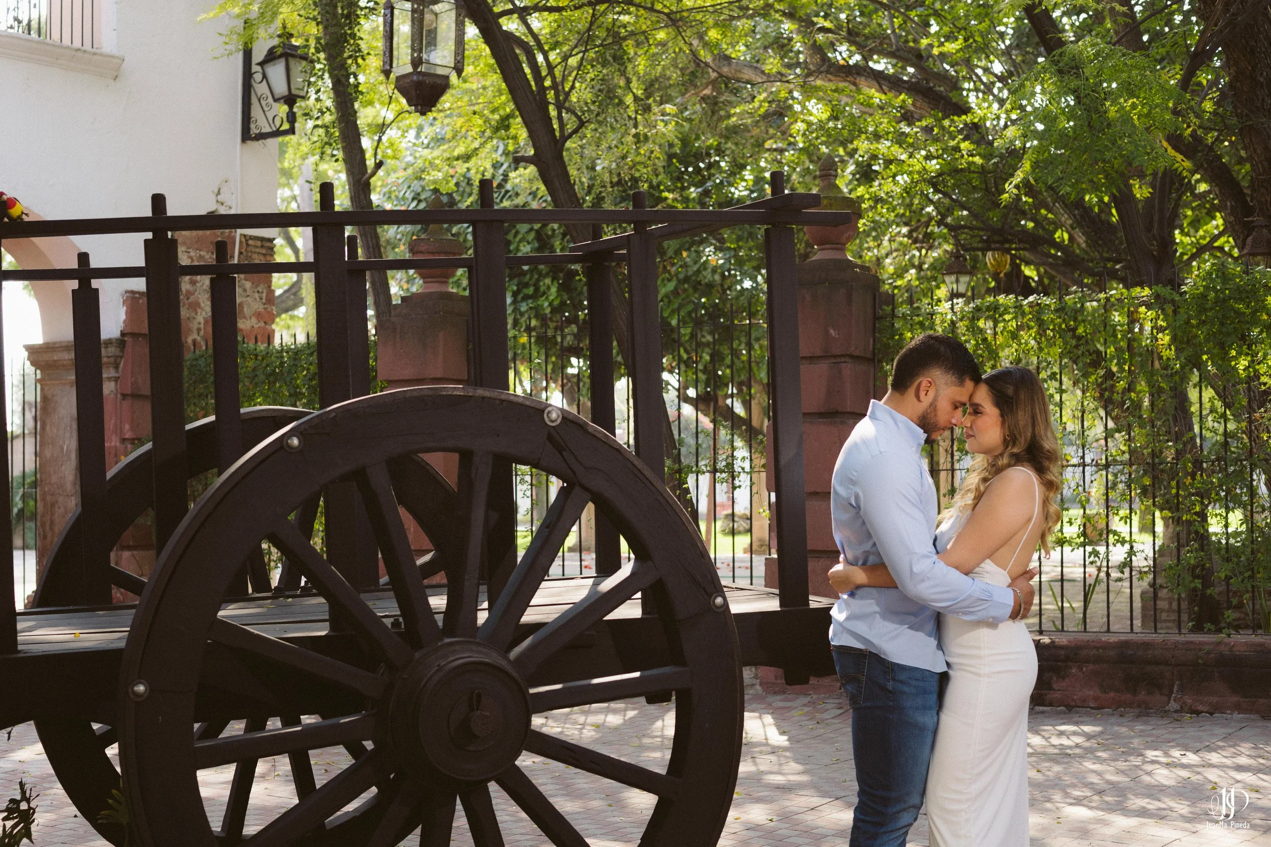 Pre-Boda / Save The Date con Estilo en Hacienda Santa Cruz del Valle Eventos: Capturando Momentos Íntimos Antes del Gran Día