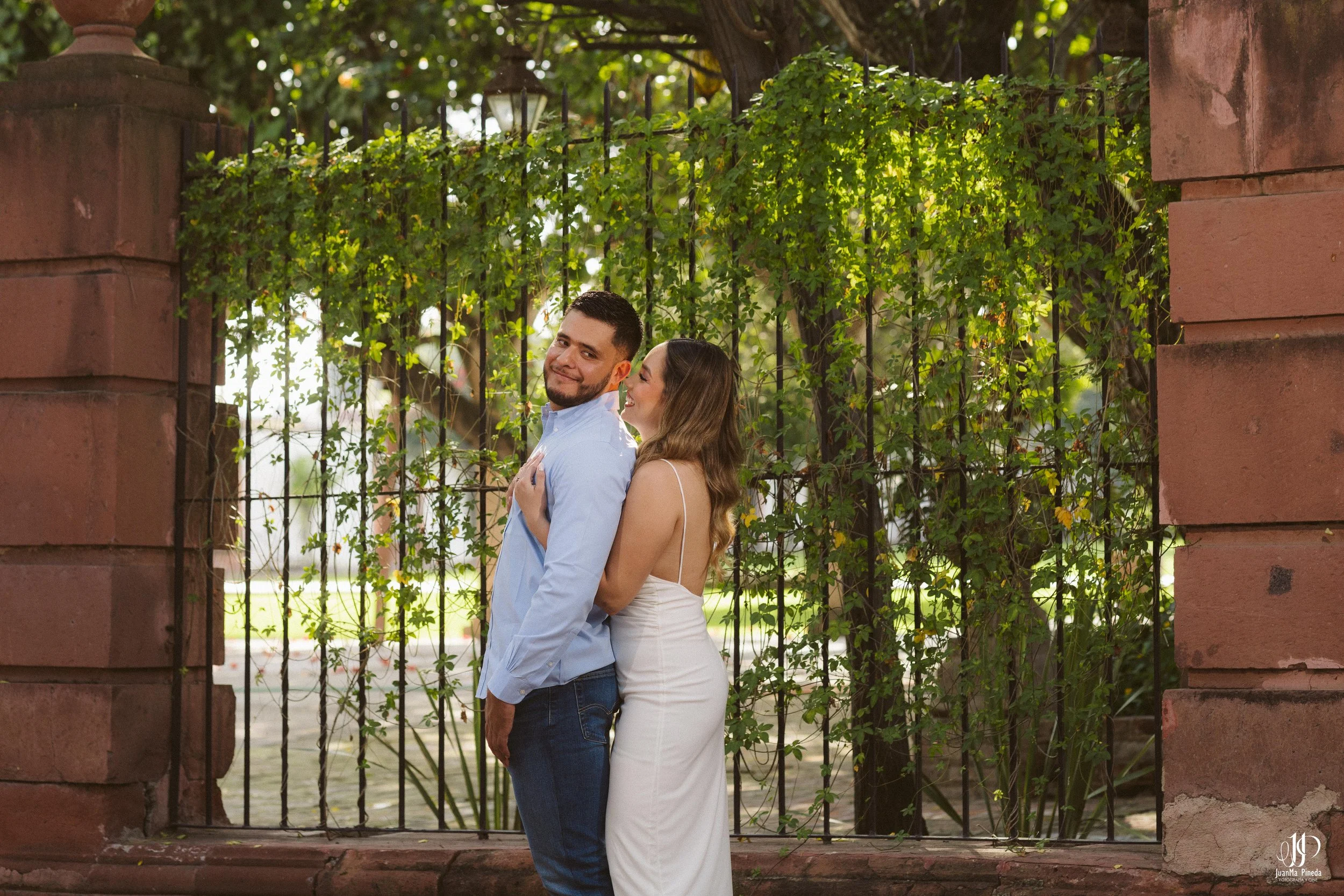 Pre-Boda / Save The Date con Estilo en Hacienda Santa Cruz del Valle Eventos: Capturando Momentos Íntimos Antes del Gran Día