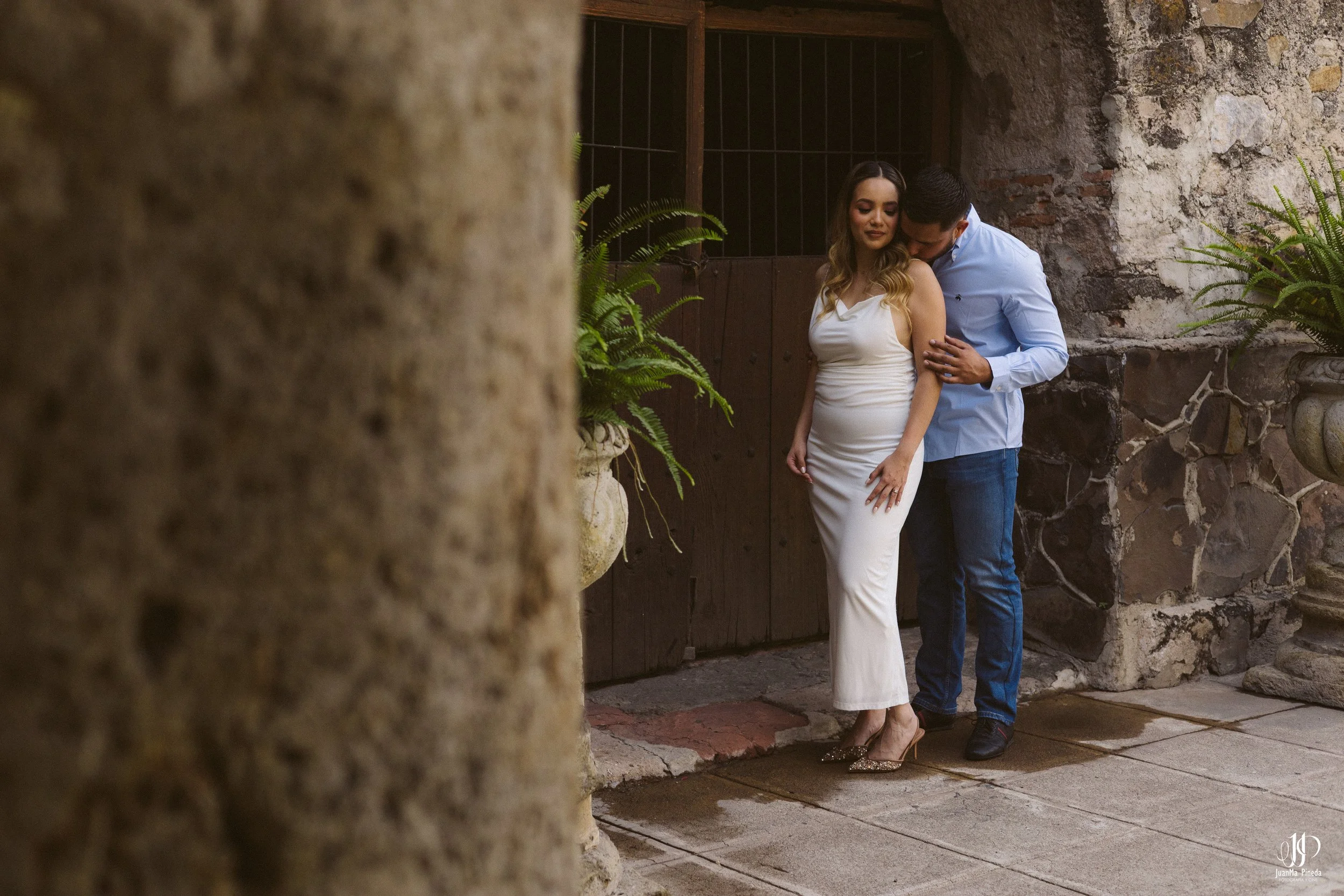 Pre-Boda / Save The Date con Estilo en Hacienda Santa Cruz del Valle Eventos: Capturando Momentos Íntimos Antes del Gran Día