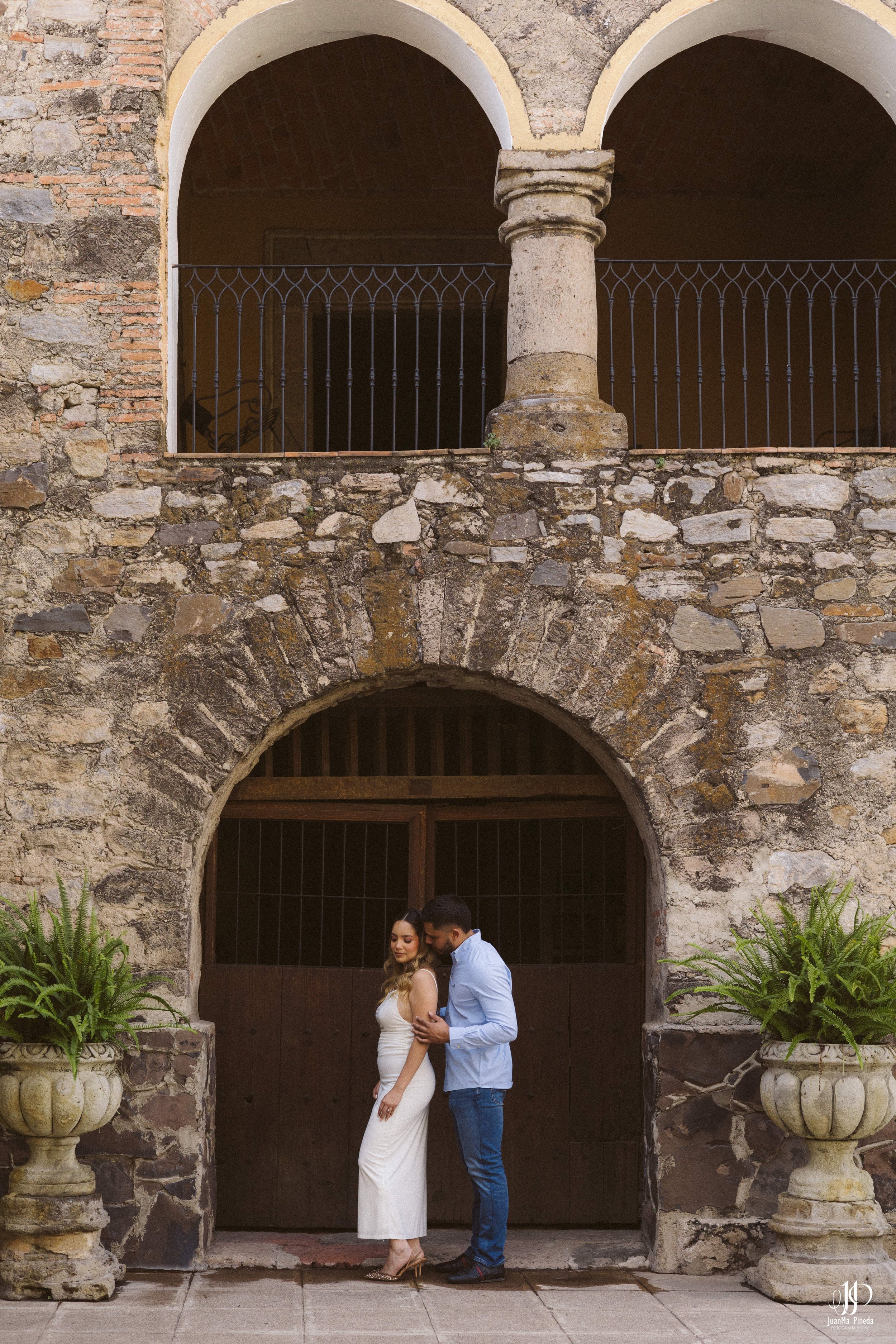 Pre-Boda / Save The Date con Estilo en Hacienda Santa Cruz del Valle Eventos: Capturando Momentos Íntimos Antes del Gran Día