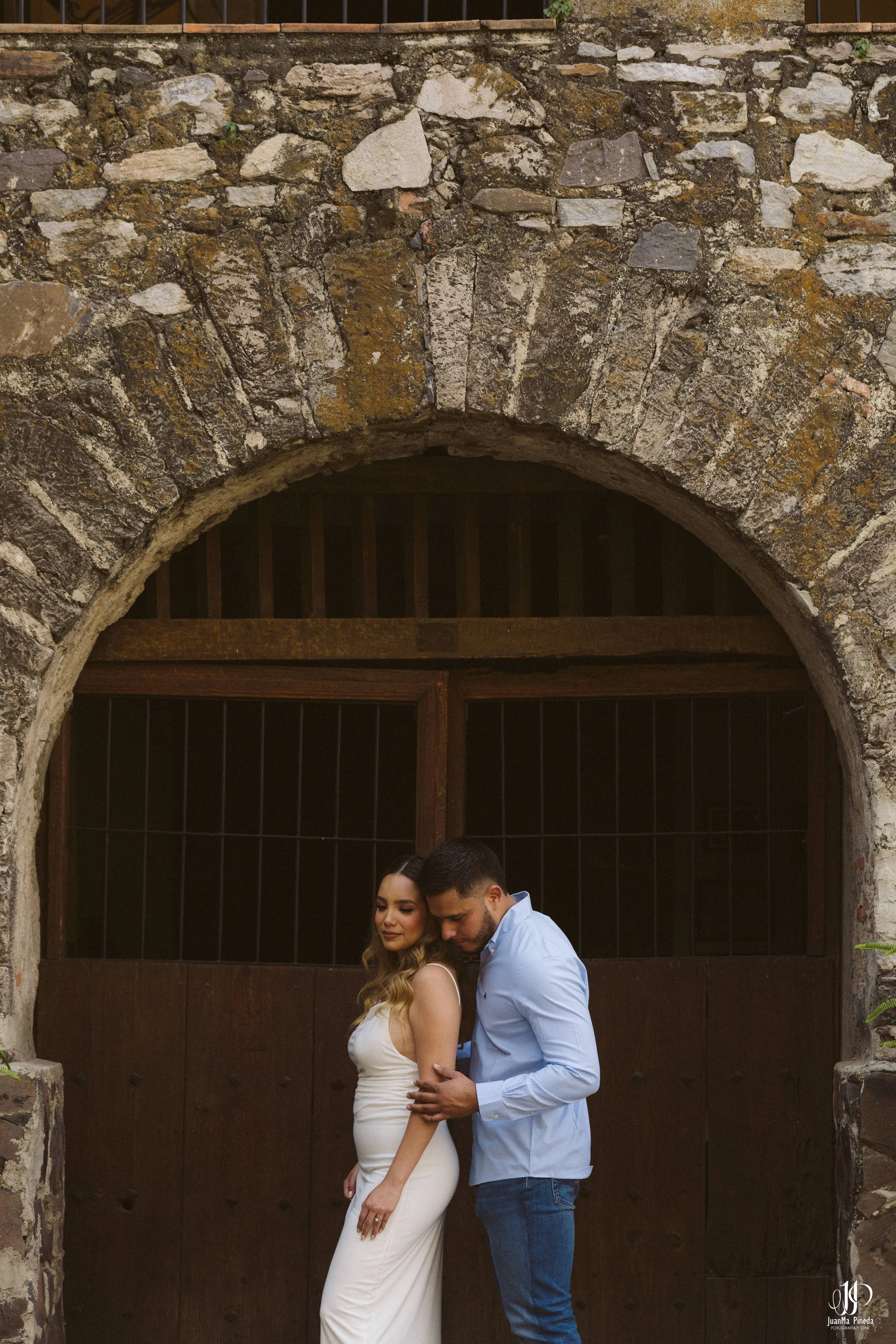 Pre-Boda / Save The Date con Estilo en Hacienda Santa Cruz del Valle Eventos: Capturando Momentos Íntimos Antes del Gran Día