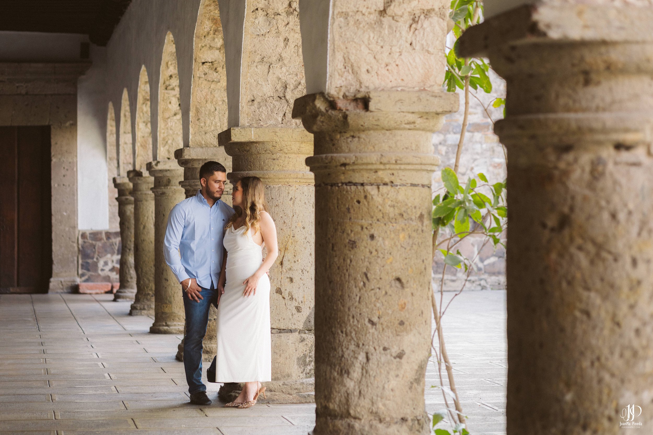 Pre-Boda / Save The Date con Estilo en Hacienda Santa Cruz del Valle Eventos: Capturando Momentos Íntimos Antes del Gran Día
