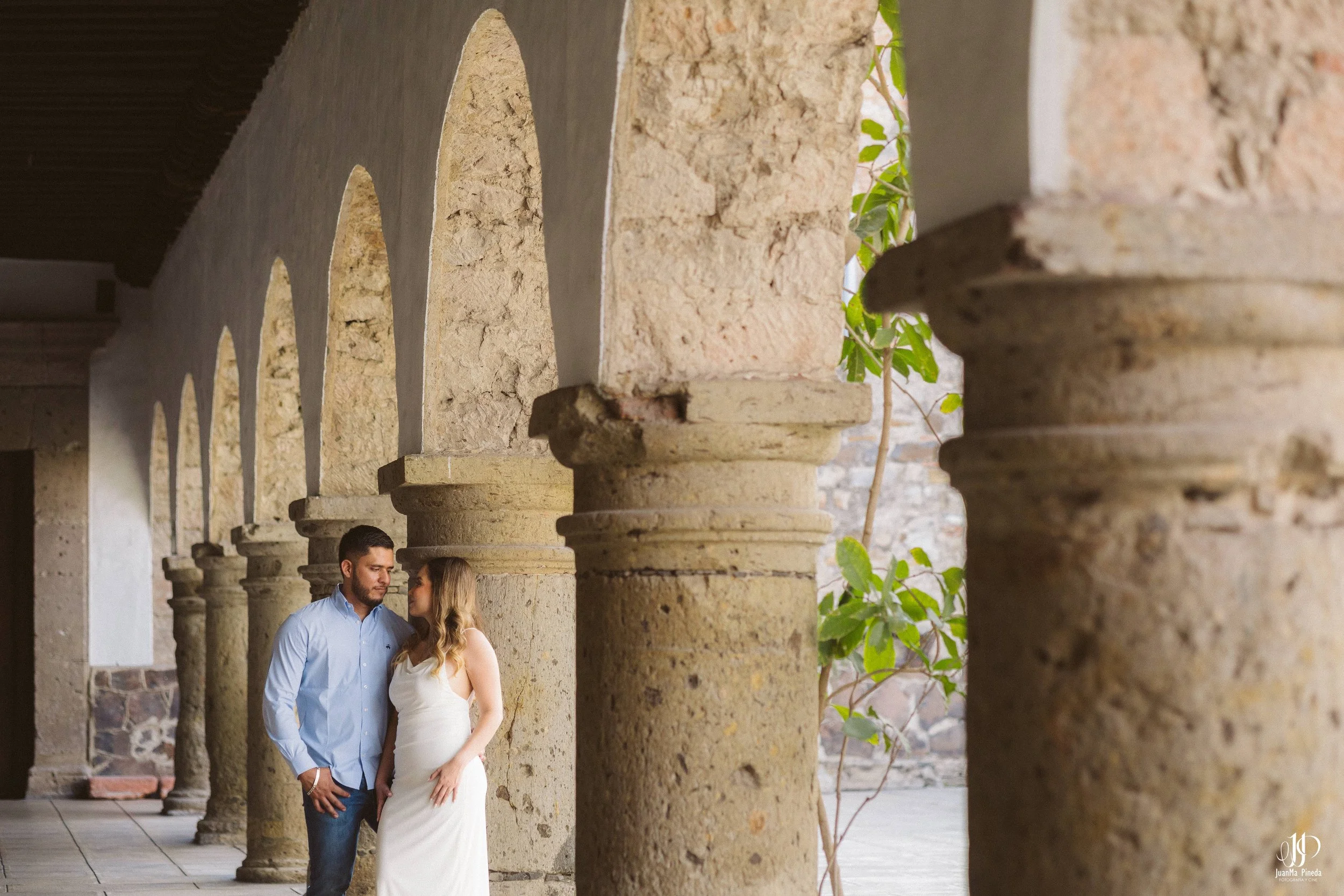 Pre-Boda / Save The Date con Estilo en Hacienda Santa Cruz del Valle Eventos: Capturando Momentos Íntimos Antes del Gran Día