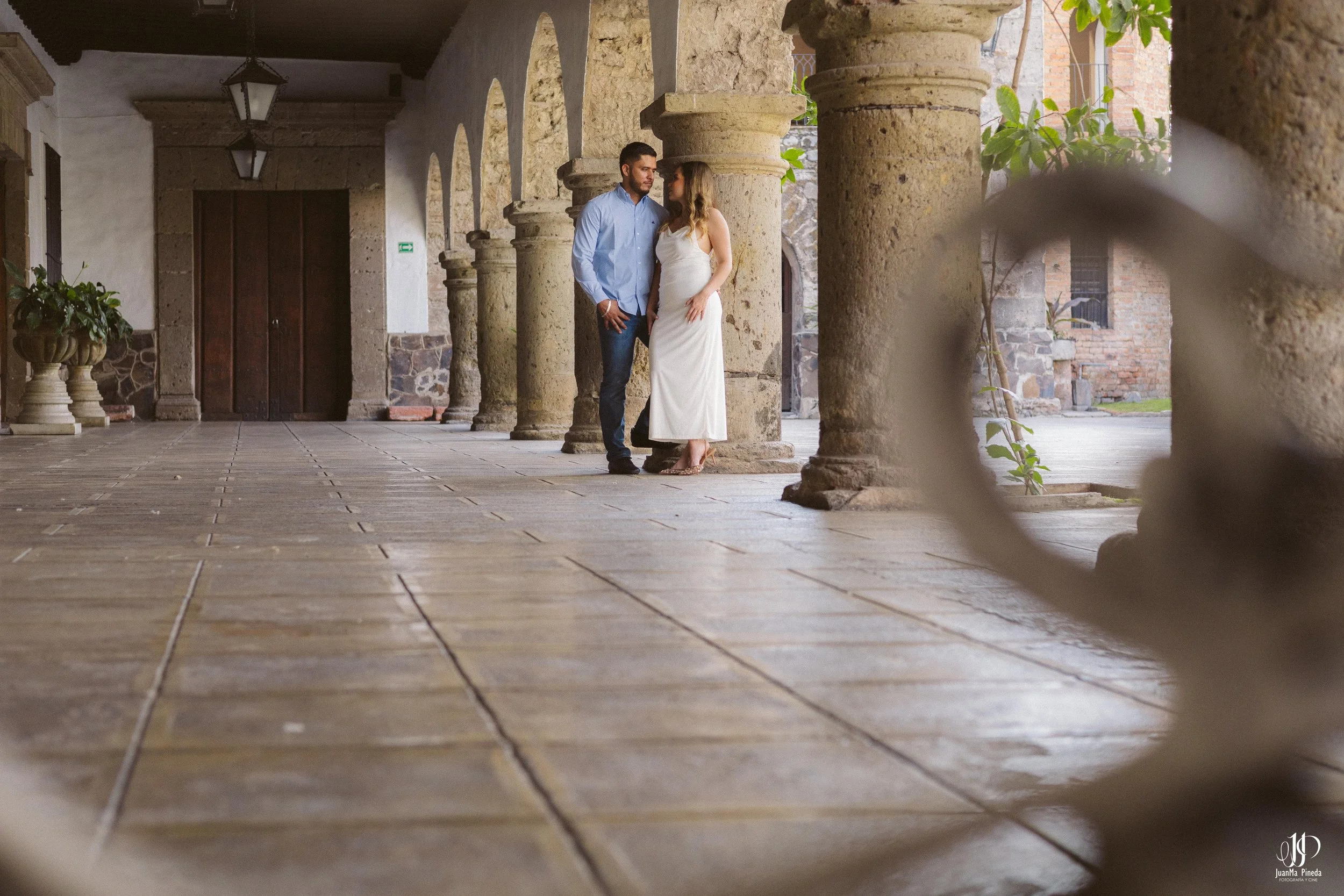 Pre-Boda / Save The Date con Estilo en Hacienda Santa Cruz del Valle Eventos: Capturando Momentos Íntimos Antes del Gran Día