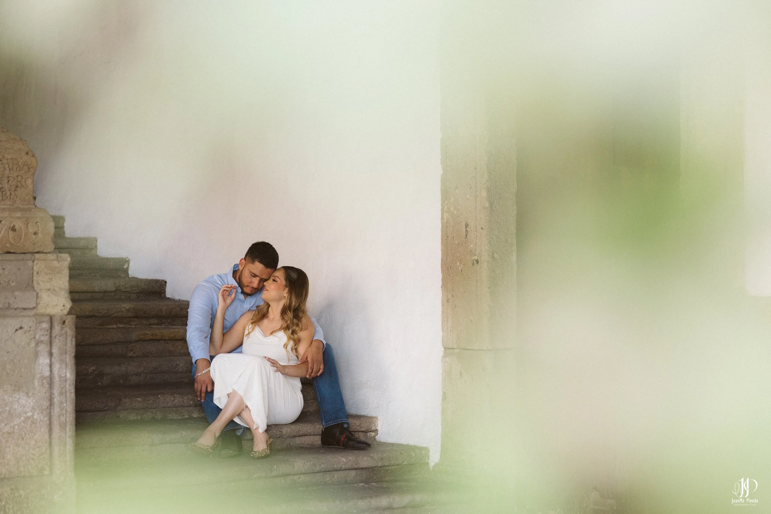 Pre-Boda / Save The Date con Estilo en Hacienda Santa Cruz del Valle Eventos: Capturando Momentos Íntimos Antes del Gran Día