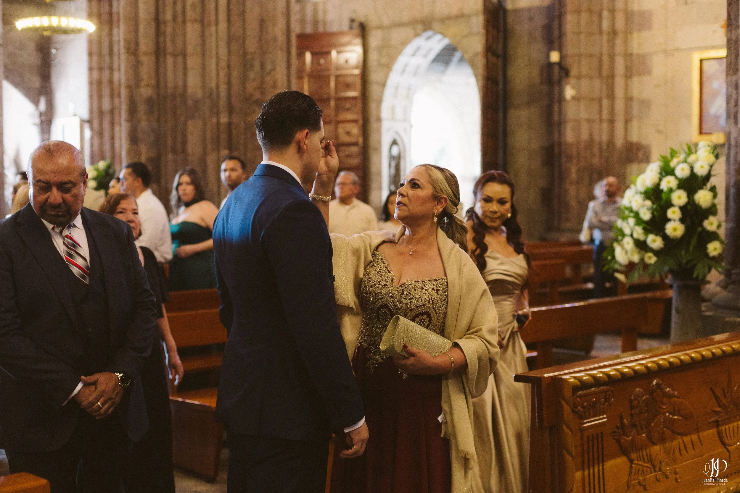 Un Amor Eterno entre la Grandeza del Templo Expiatorio y la Elegancia de Hacienda Concepción Eventos