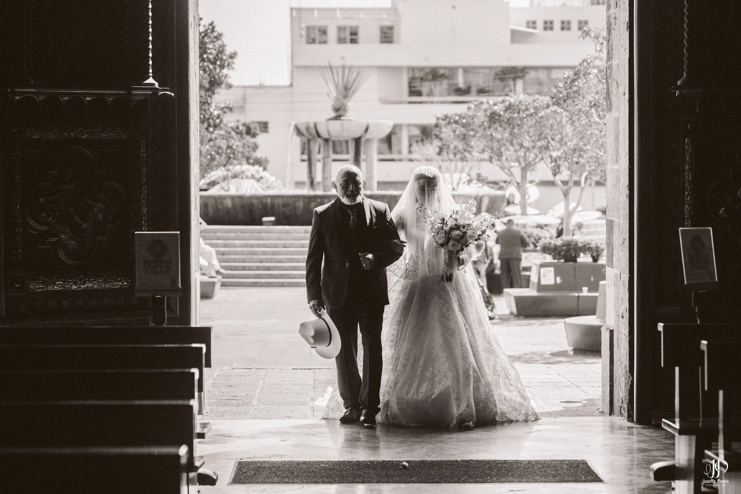 Un Amor Eterno entre la Grandeza del Templo Expiatorio y la Elegancia de Hacienda Concepción Eventos