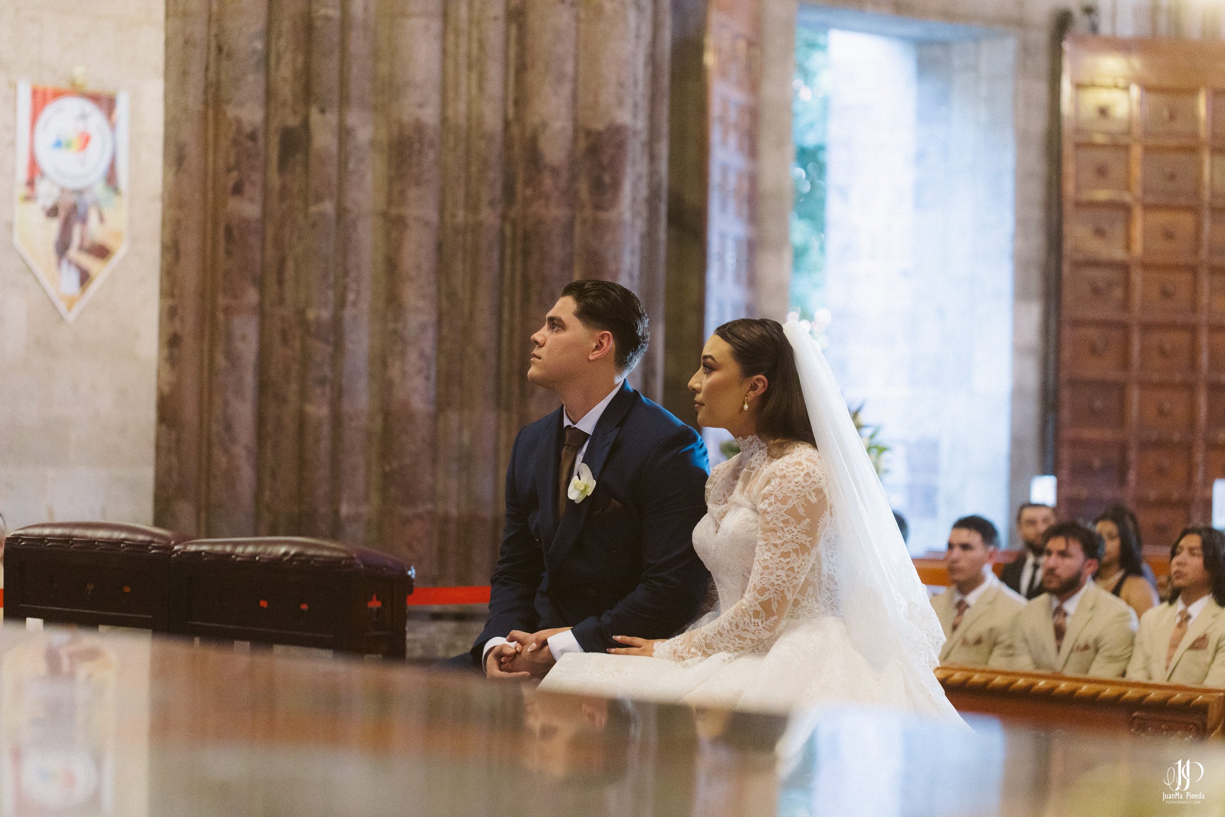 Un Amor Eterno entre la Grandeza del Templo Expiatorio y la Elegancia de Hacienda Concepción Eventos