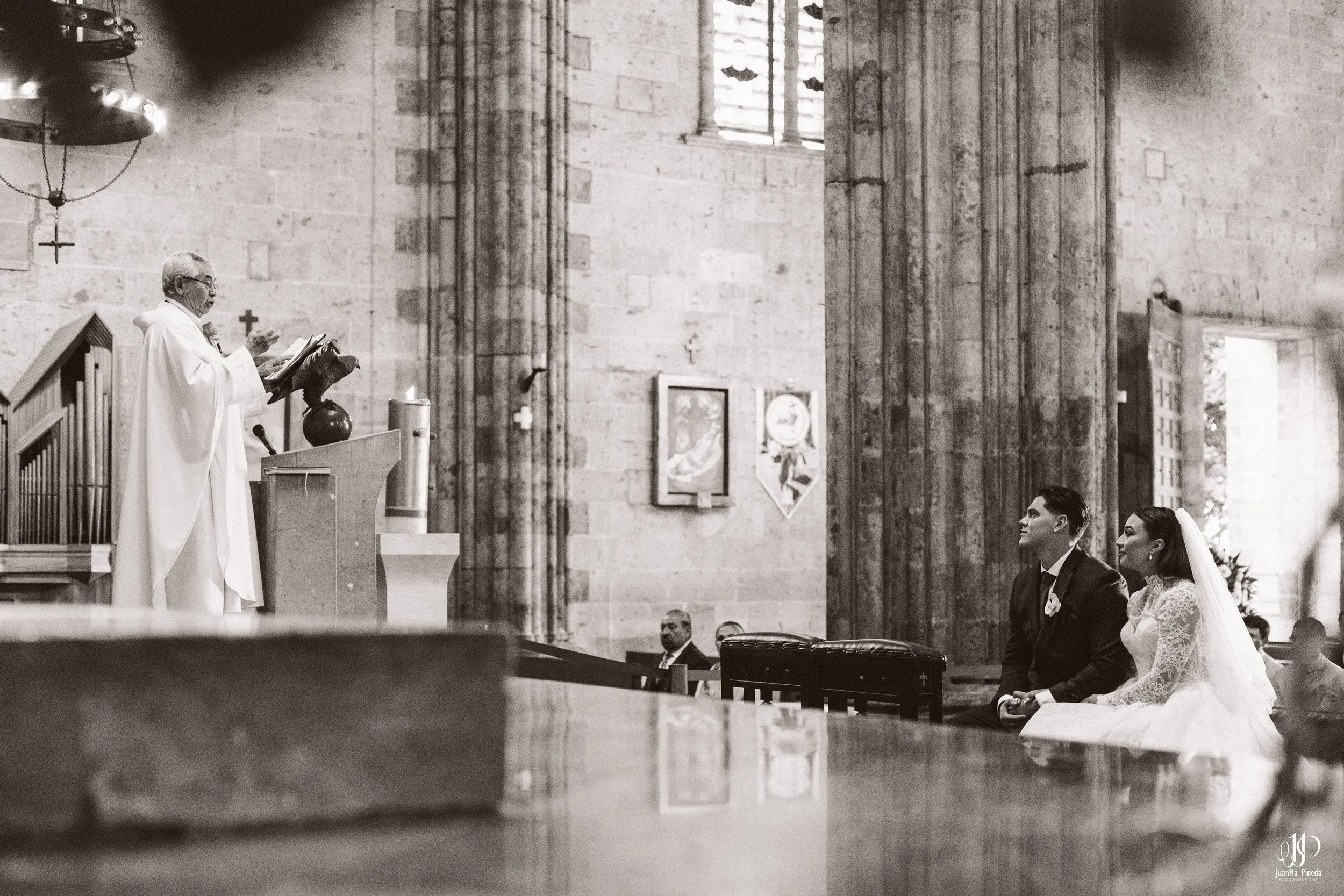 Un Amor Eterno entre la Grandeza del Templo Expiatorio y la Elegancia de Hacienda Concepción Eventos