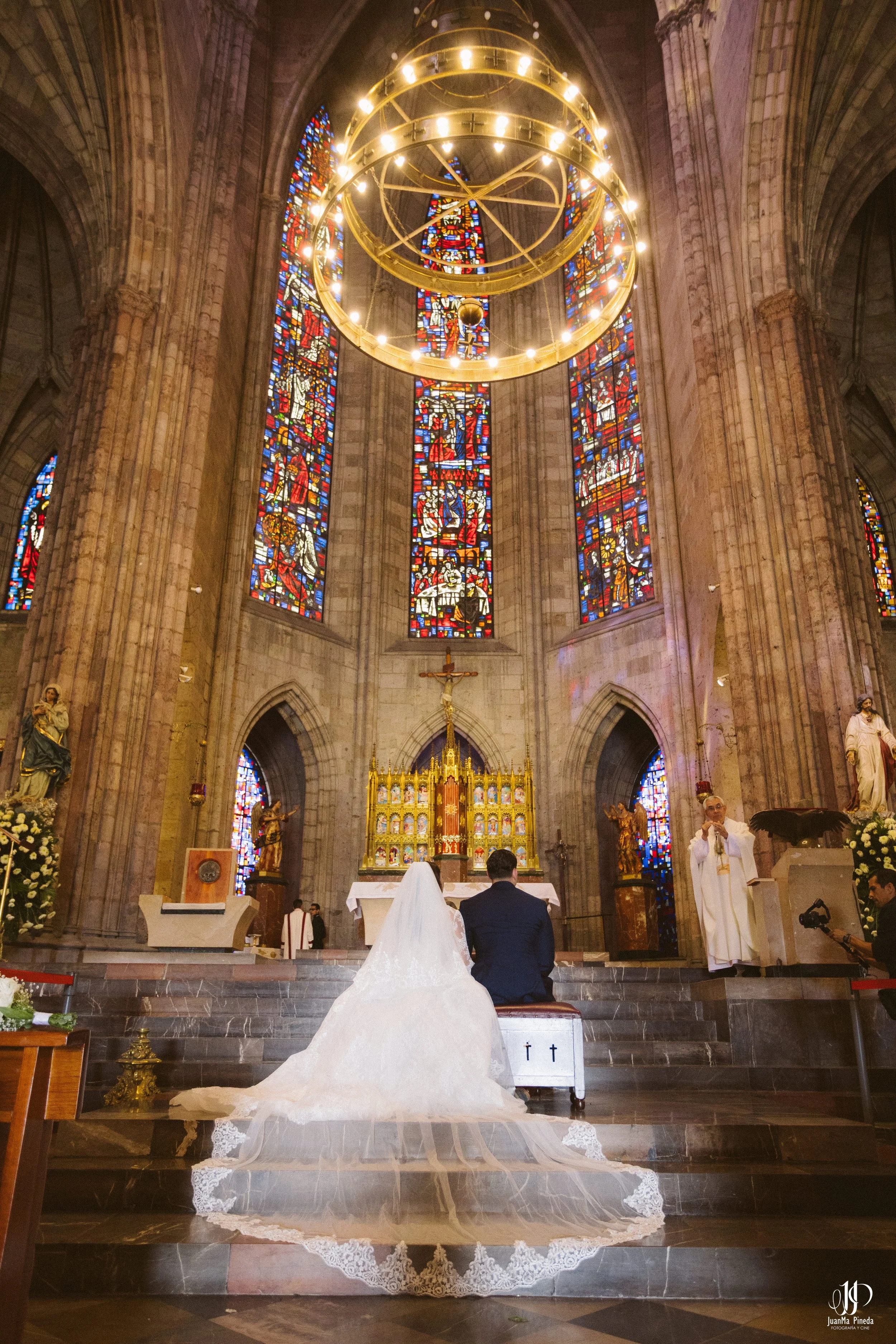 Un Amor Eterno entre la Grandeza del Templo Expiatorio y la Elegancia de Hacienda Concepción Eventos