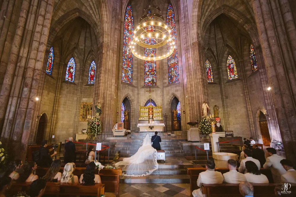 Un Amor Eterno entre la Grandeza del Templo Expiatorio y la Elegancia de Hacienda Concepción Eventos