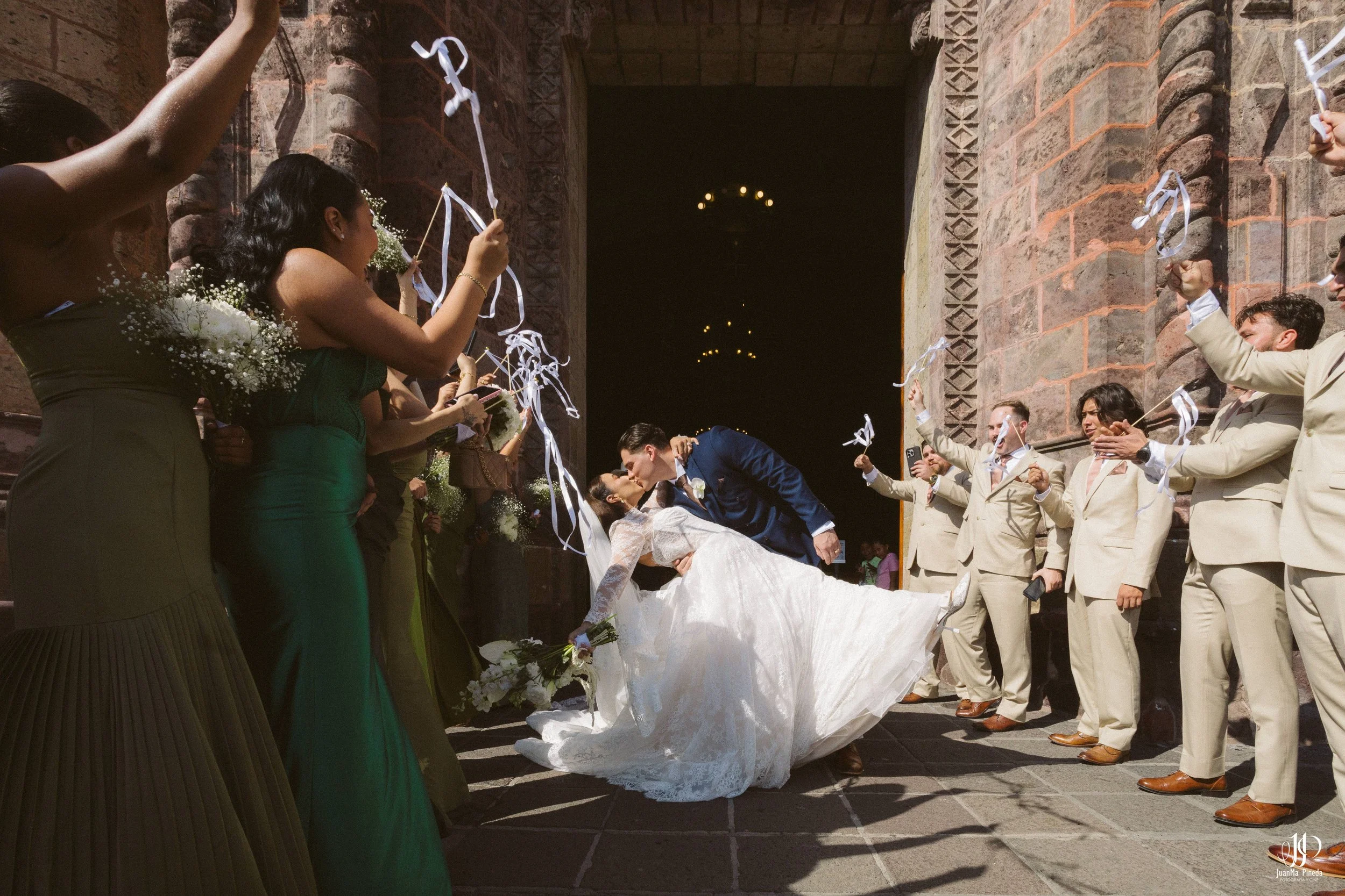 Un Amor Eterno entre la Grandeza del Templo Expiatorio y la Elegancia de Hacienda Concepción Eventos