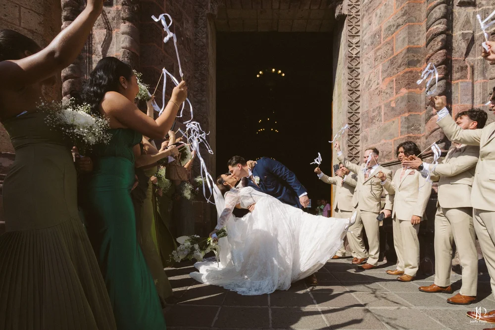 Un Amor Eterno entre la Grandeza del Templo Expiatorio y la Elegancia de Hacienda Concepción Eventos