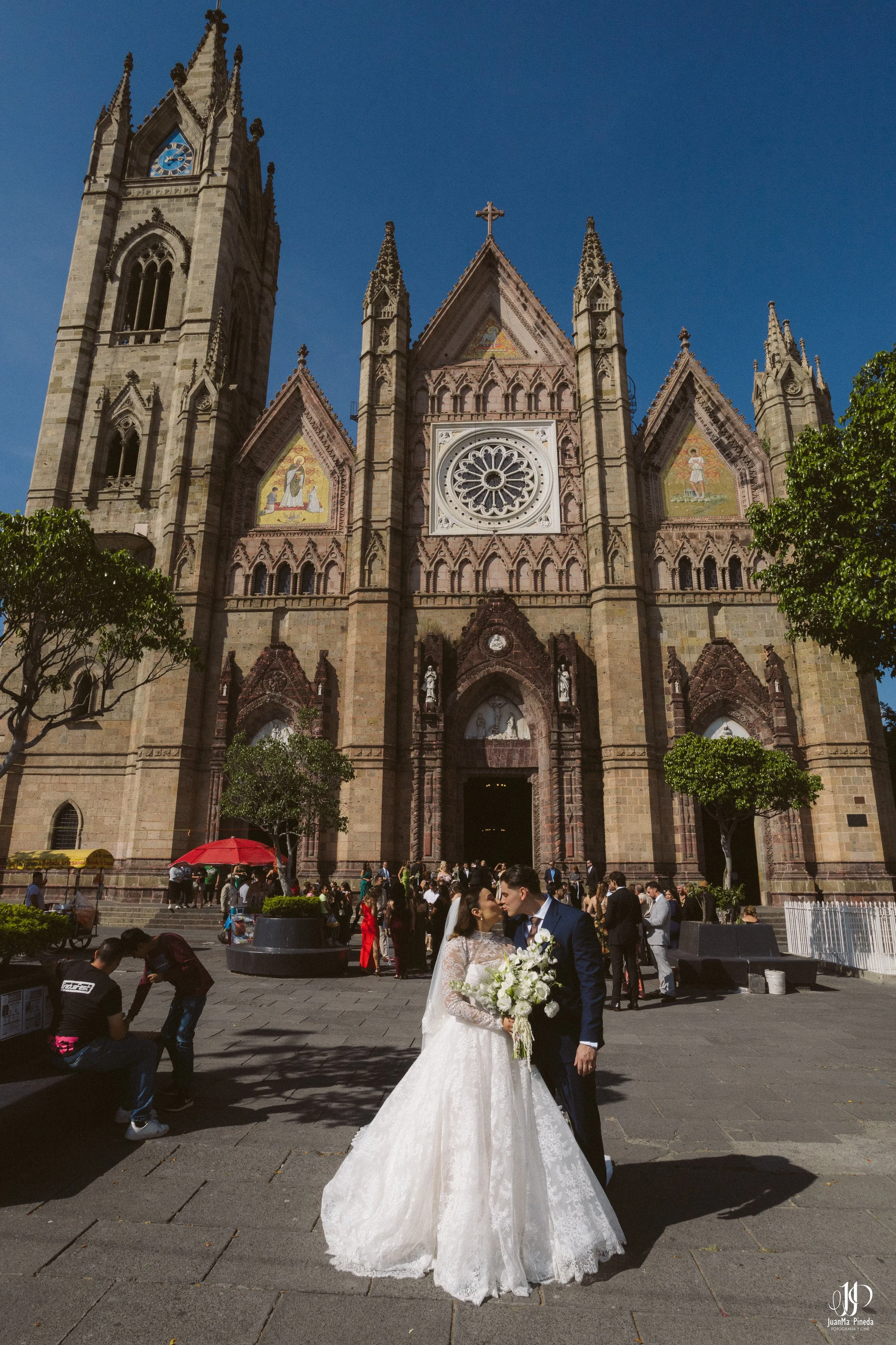 Un Amor Eterno entre la Grandeza del Templo Expiatorio y la Elegancia de Hacienda Concepción Eventos