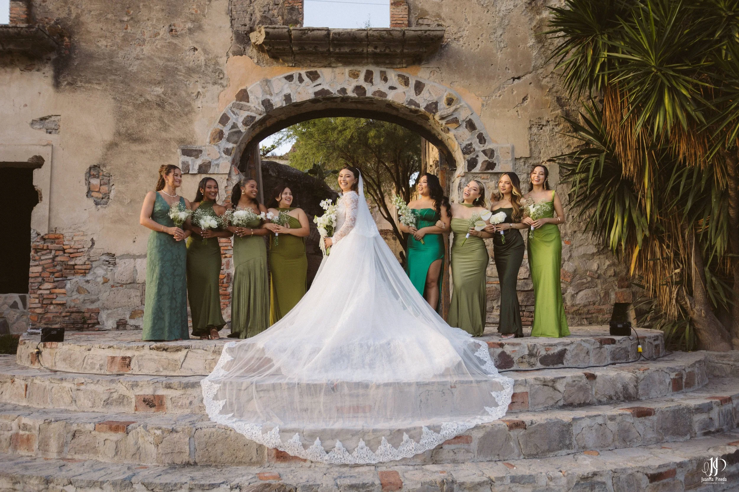 Un Amor Eterno entre la Grandeza del Templo Expiatorio y la Elegancia de Hacienda Concepción Eventos