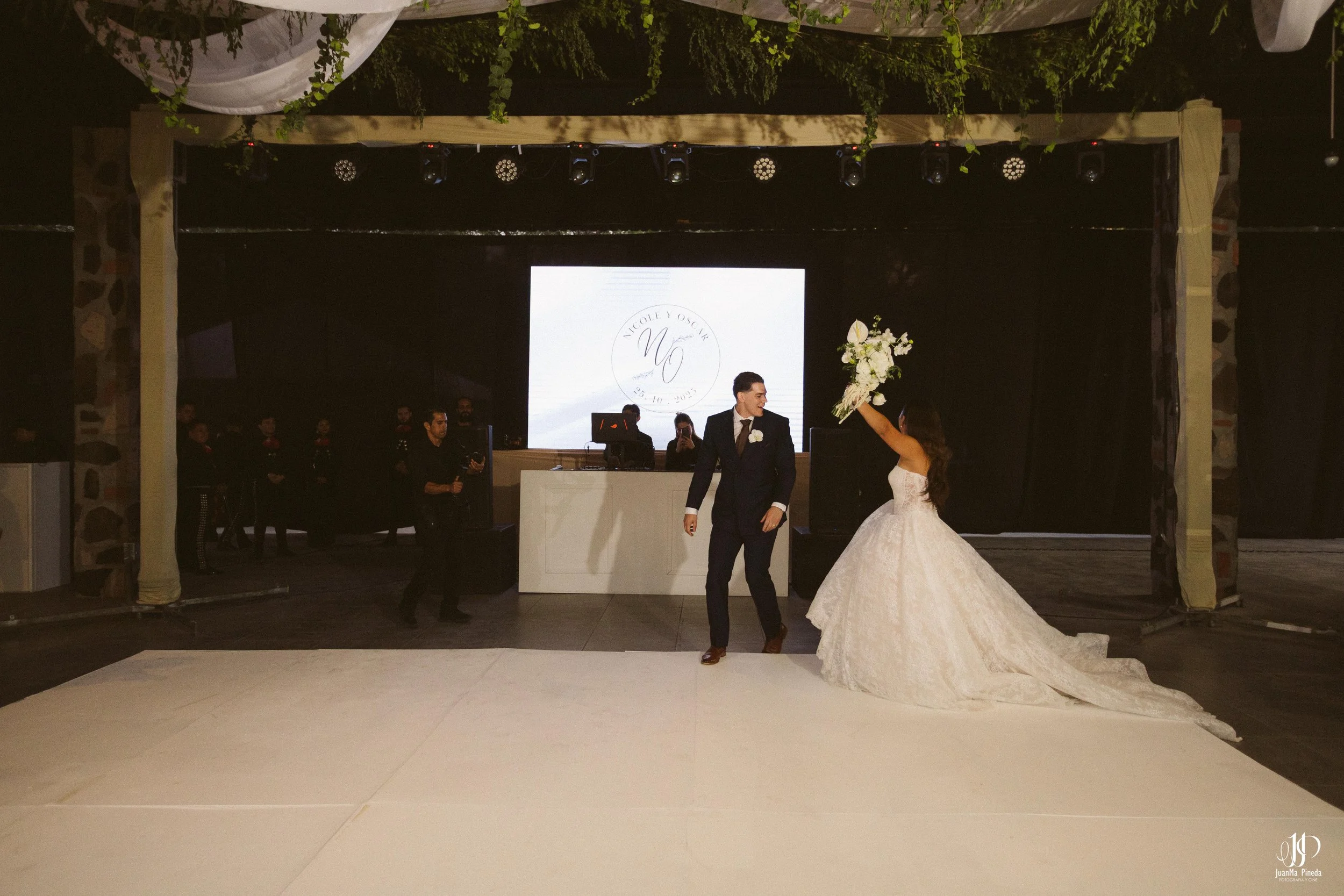 Un Amor Eterno entre la Grandeza del Templo Expiatorio y la Elegancia de Hacienda Concepción Eventos