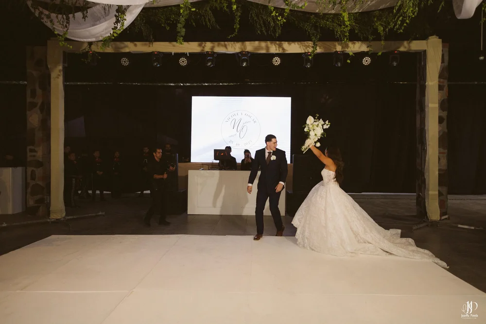 Un Amor Eterno entre la Grandeza del Templo Expiatorio y la Elegancia de Hacienda Concepción Eventos