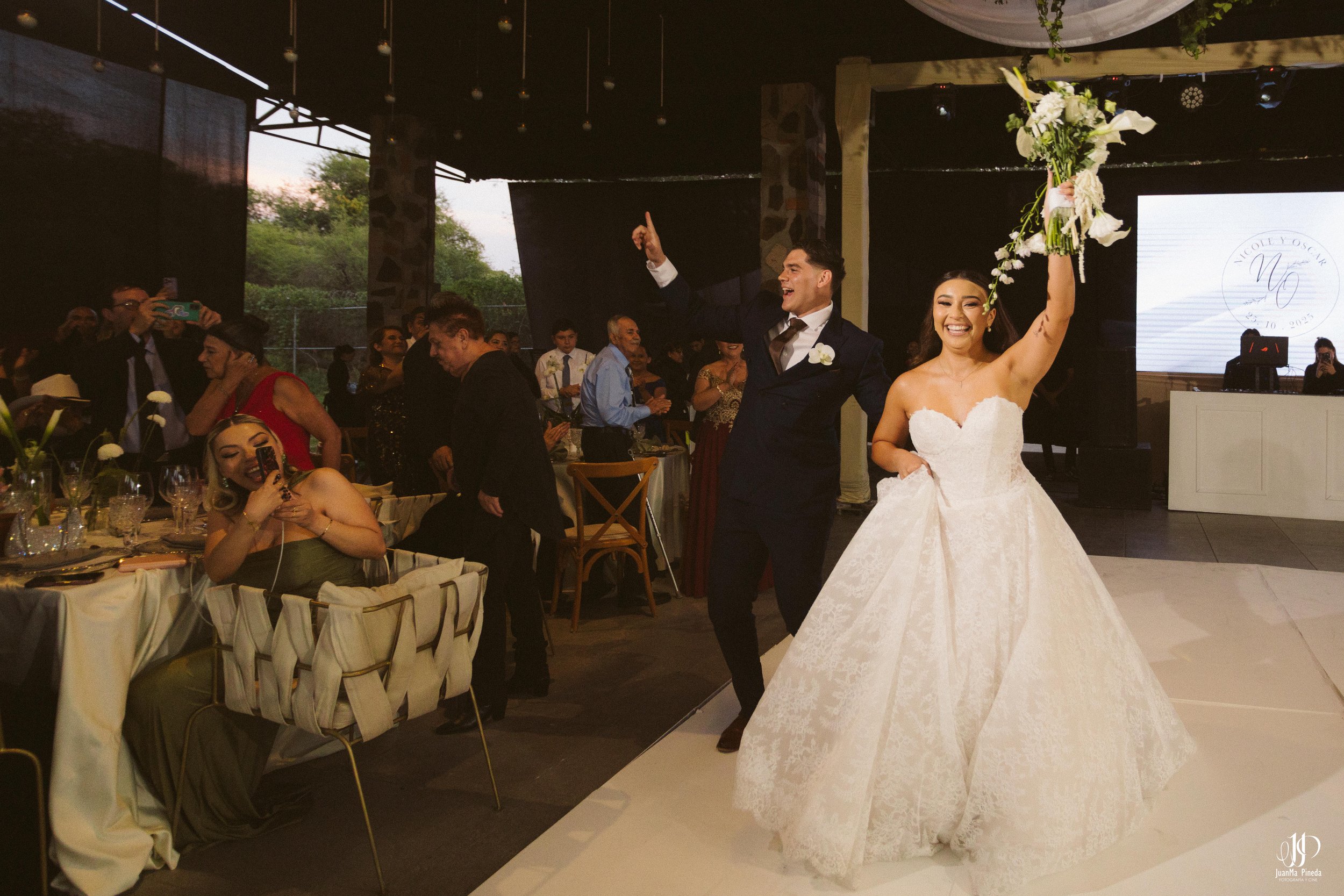 Un Amor Eterno entre la Grandeza del Templo Expiatorio y la Elegancia de Hacienda Concepción Eventos