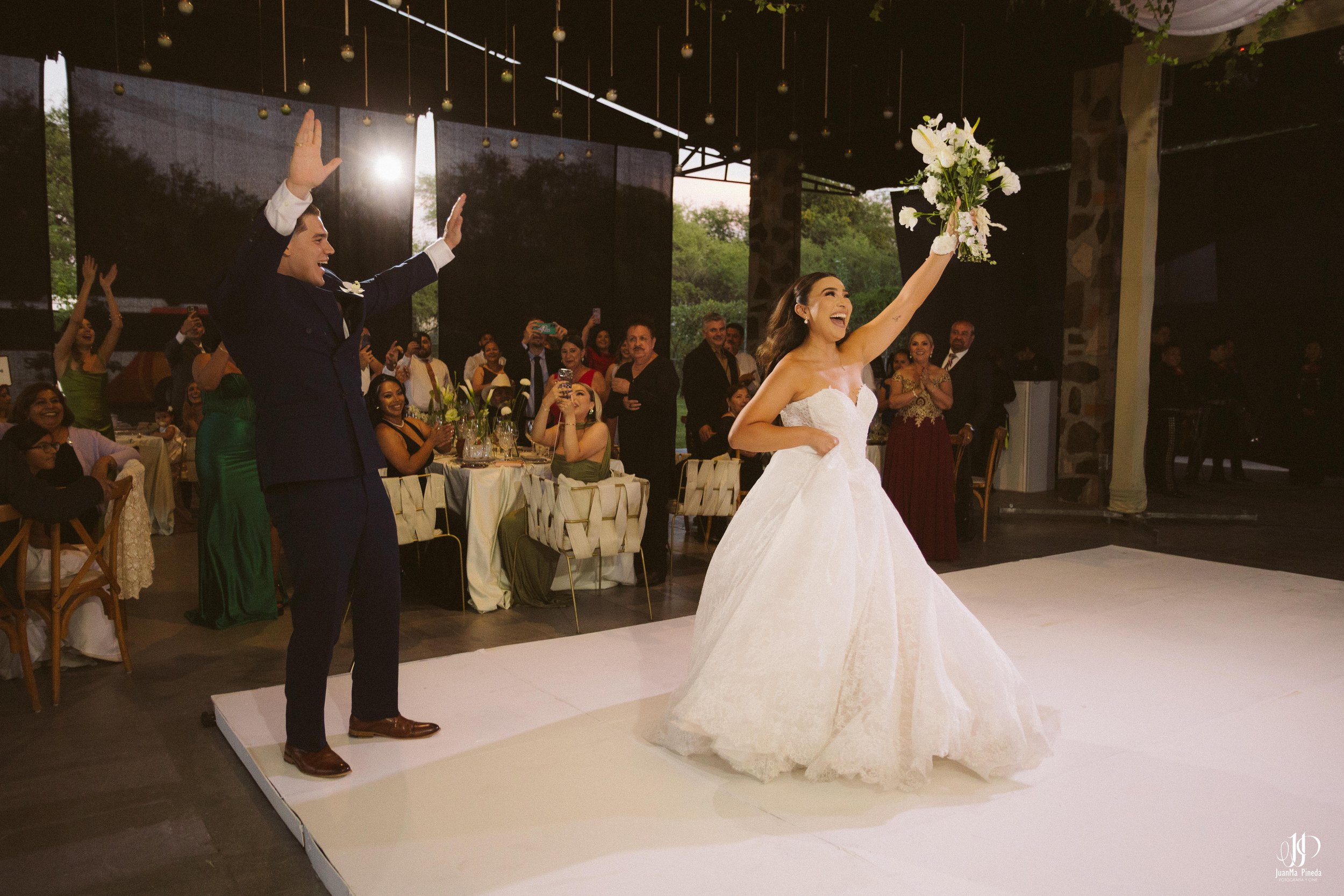 Un Amor Eterno entre la Grandeza del Templo Expiatorio y la Elegancia de Hacienda Concepción Eventos