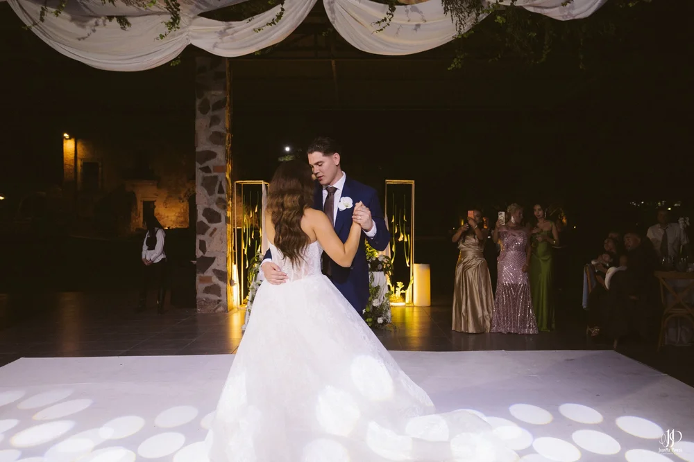 Un Amor Eterno entre la Grandeza del Templo Expiatorio y la Elegancia de Hacienda Concepción Eventos